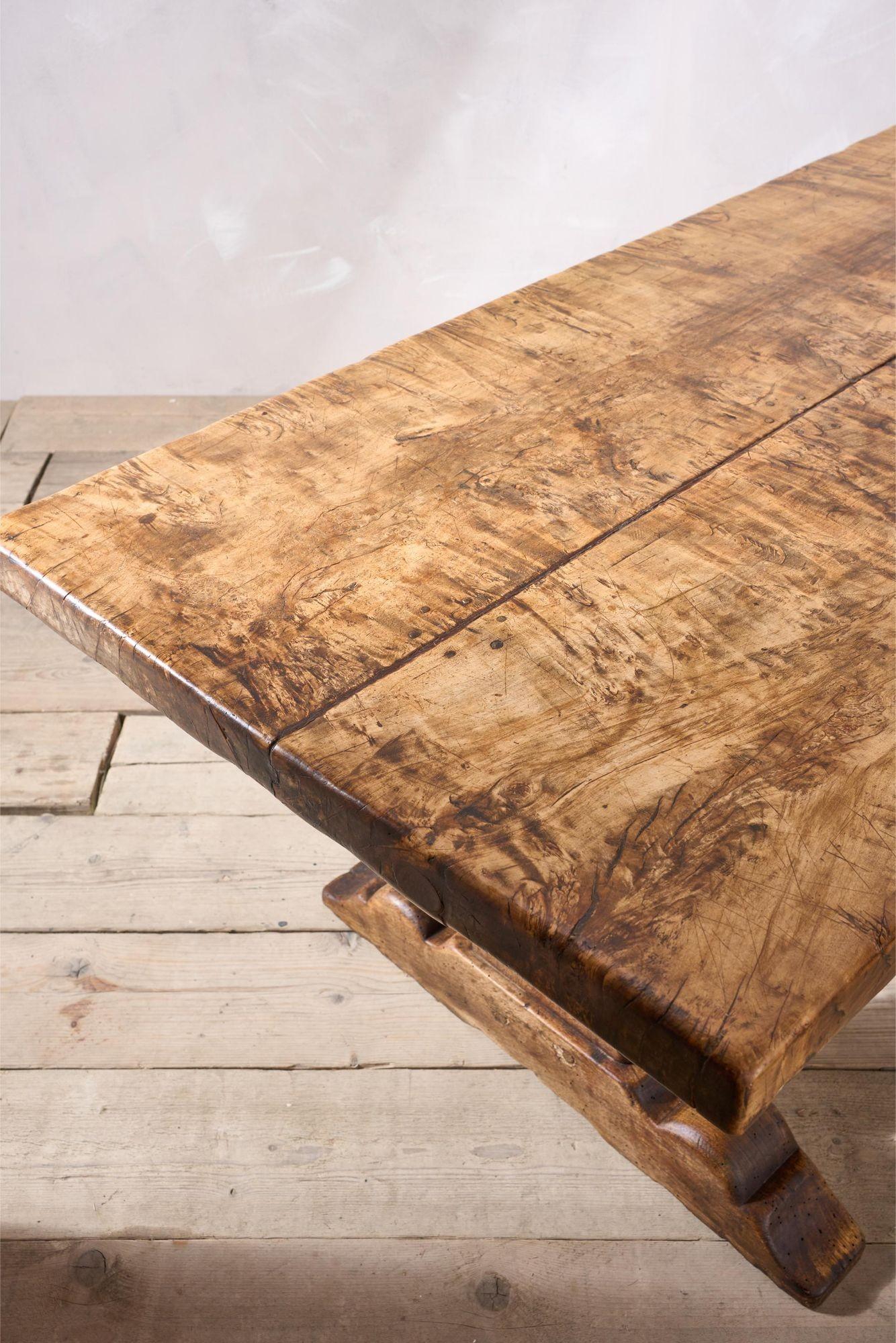 Exceptional 18th century Two plank Walnut dining table For Sale 1
