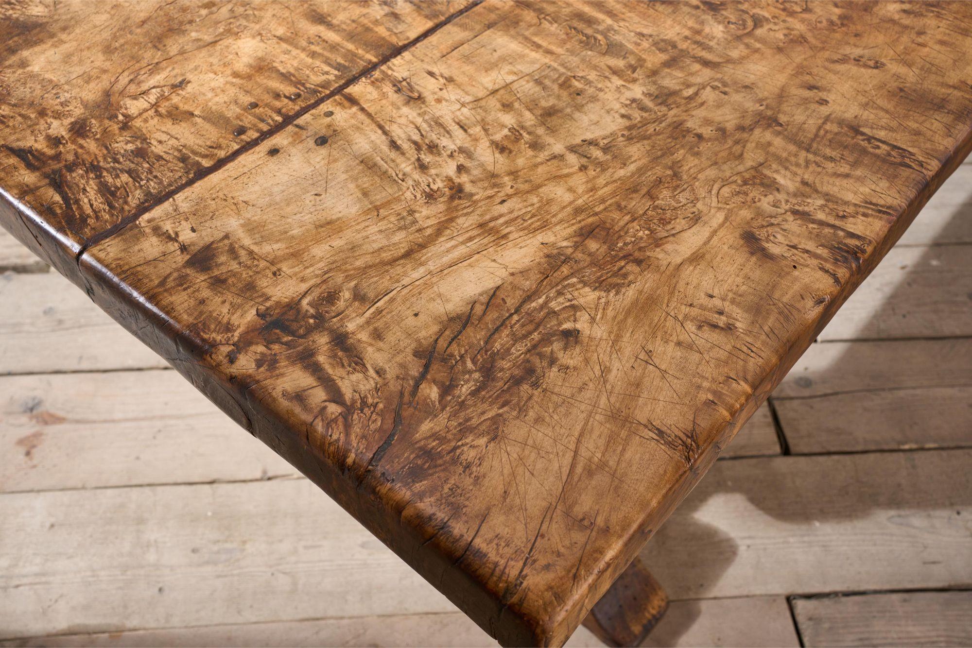 Exceptional 18th century Two plank Walnut dining table For Sale 2
