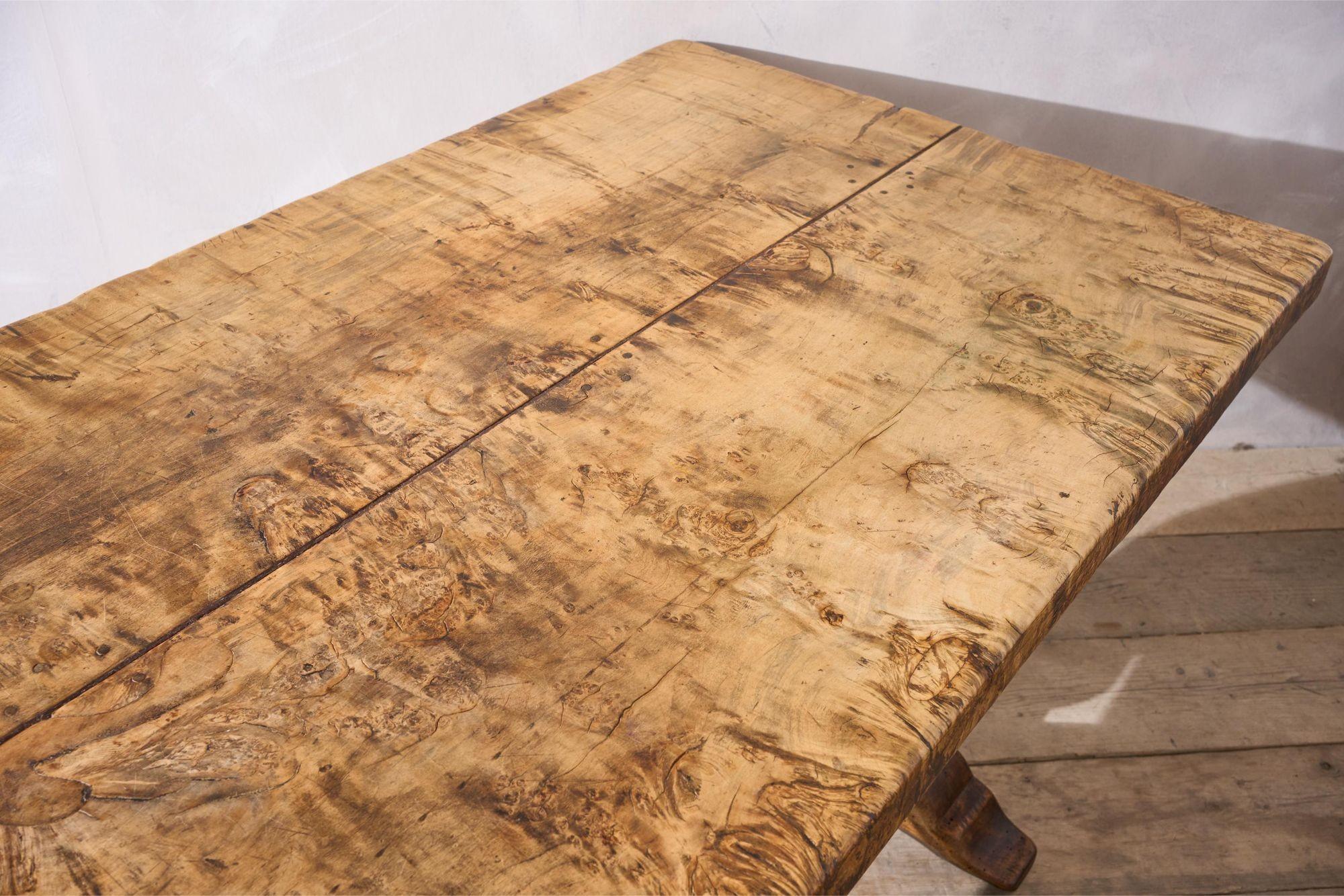 Exceptional 18th century Two plank Walnut dining table For Sale 3