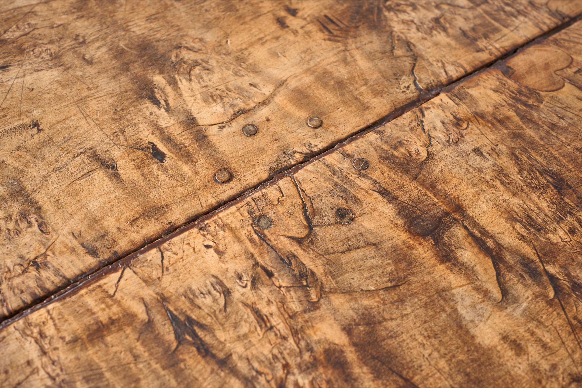 Exceptional 18th century Two plank Walnut dining table For Sale 4
