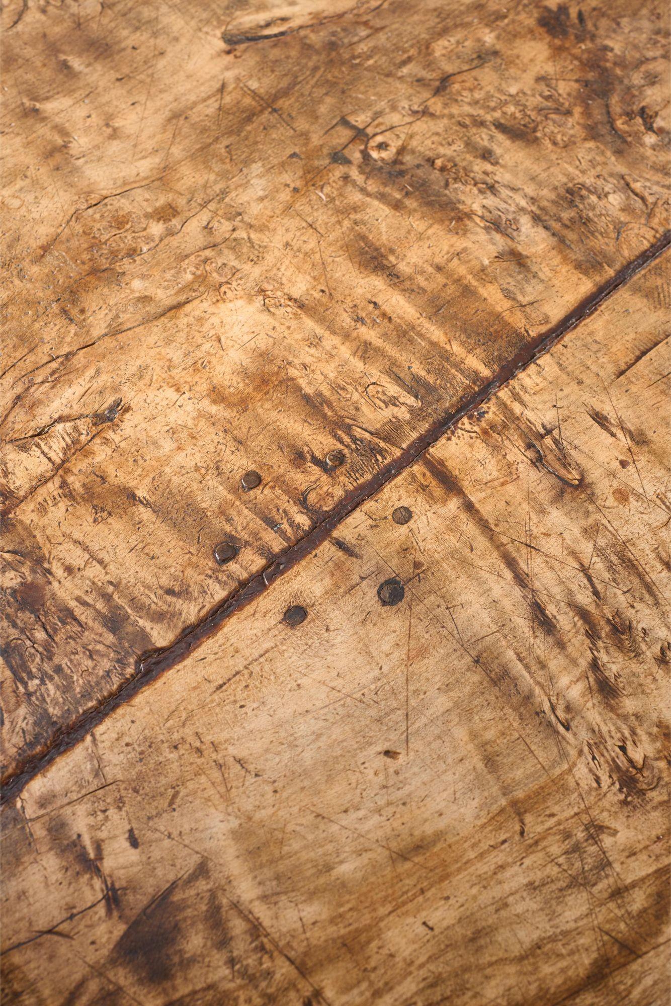 Exceptional 18th century Two plank Walnut dining table For Sale 5