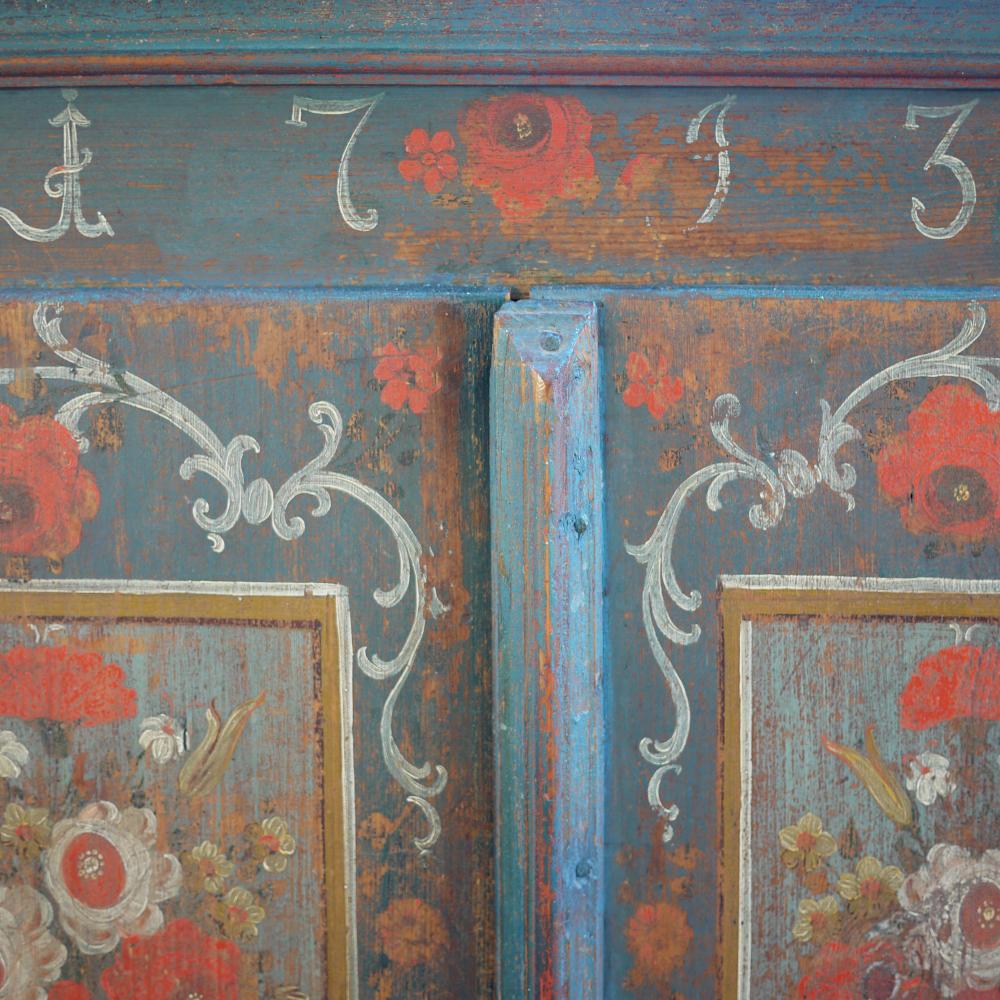 Cabinet wardrobe, dated 1793

Measures: H 166cm, L 100cm (108 to the frames) - P 40cm (45 to the frames)

Tyrolean painted wardrobe with two doors, decorated with four tiles containing cups of flowers, and Baroque ramages on the blue