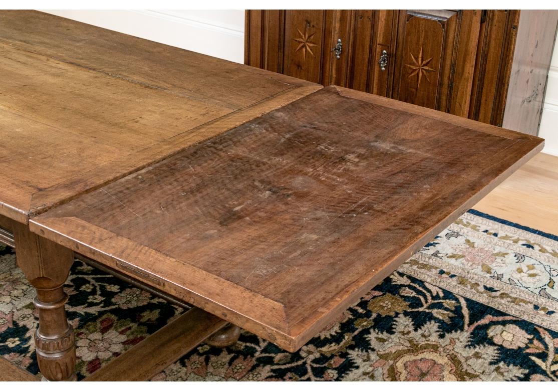 Exceptionnelle table de salle à manger à rallonge en noyer du XVIIIe siècle en vente 9
