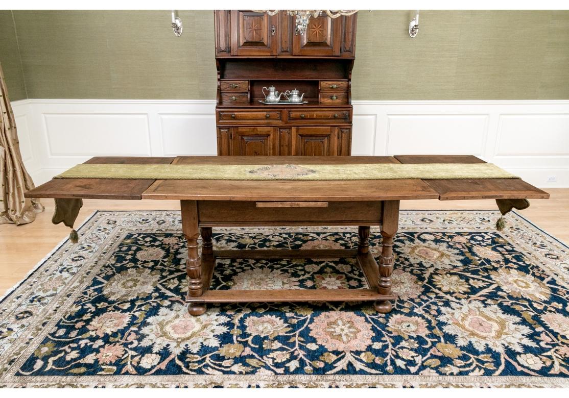 Exceptionnelle table de salle à manger à rallonge en noyer du XVIIIe siècle État moyen - En vente à Bridgeport, CT