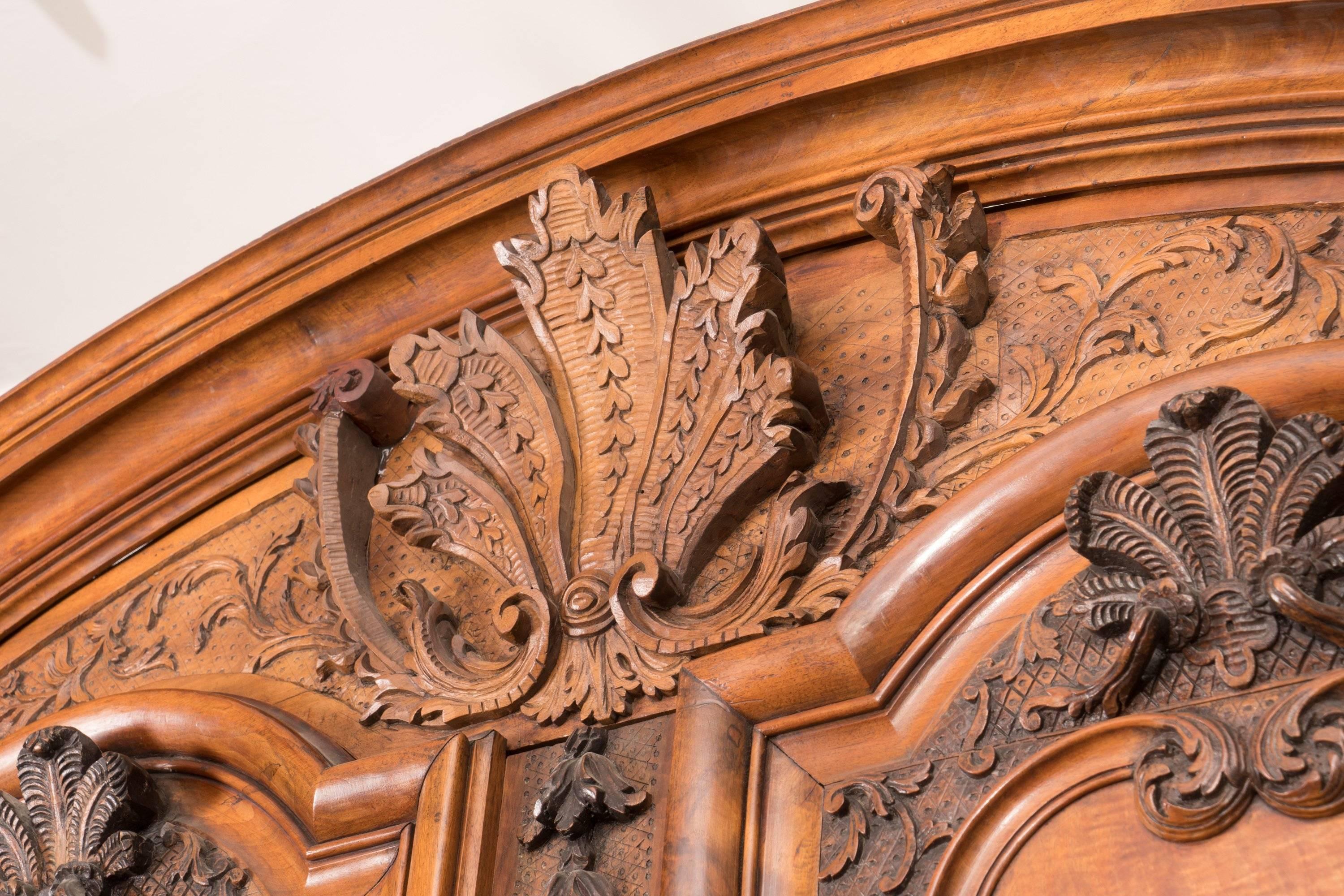 Wunderschön geschnitzter Nussbaumschrank aus dem 18. Jahrhundert mit originalen Regalen, Beschlägen und Schlüsseln. Die Patina und die Tiefe der Schnitzereien machen diesen Schrank zu einem echten Hingucker.
