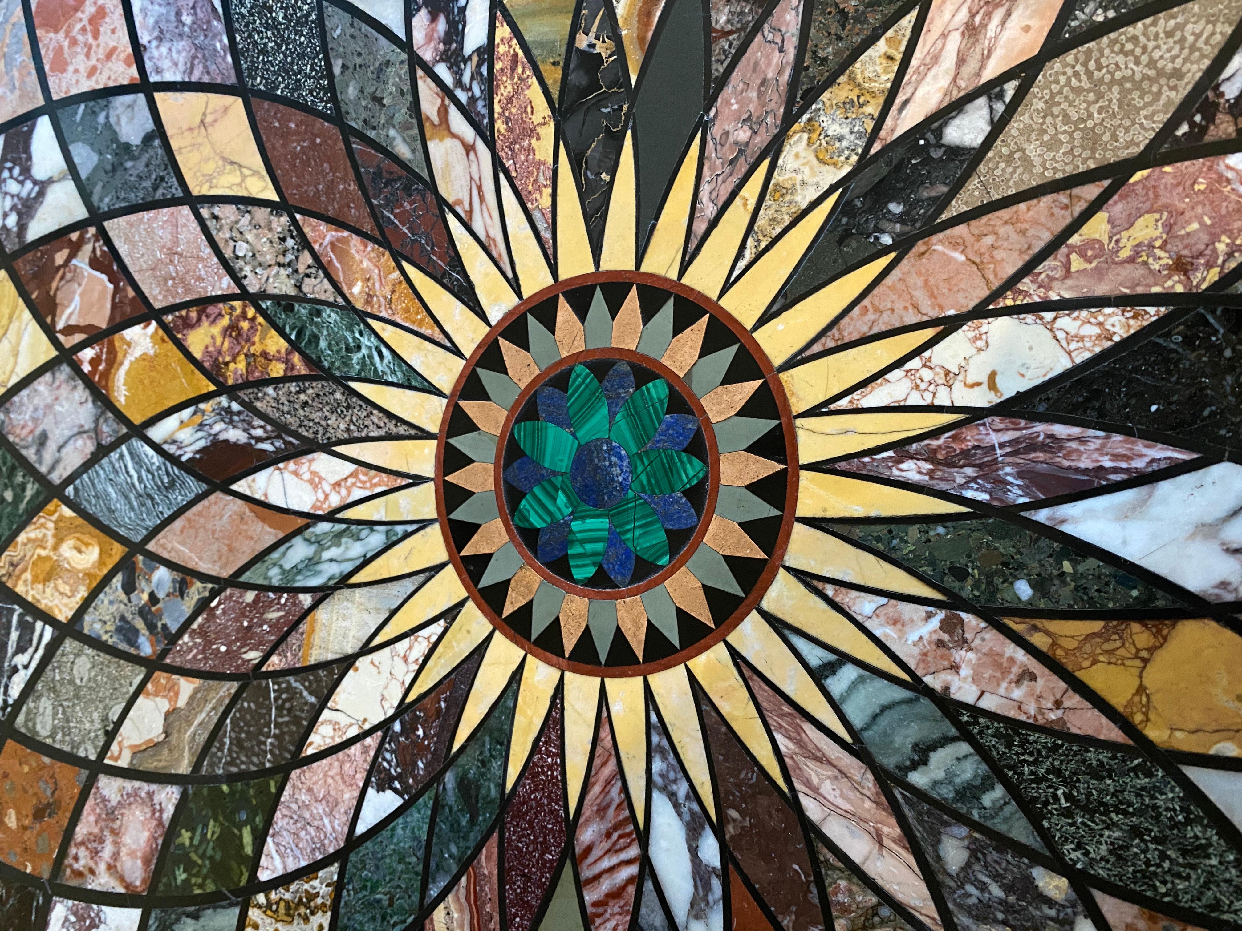 Néoclassique Exceptionnelle table centrale italienne du 19ème siècle en marbre Pietra Dura en vente