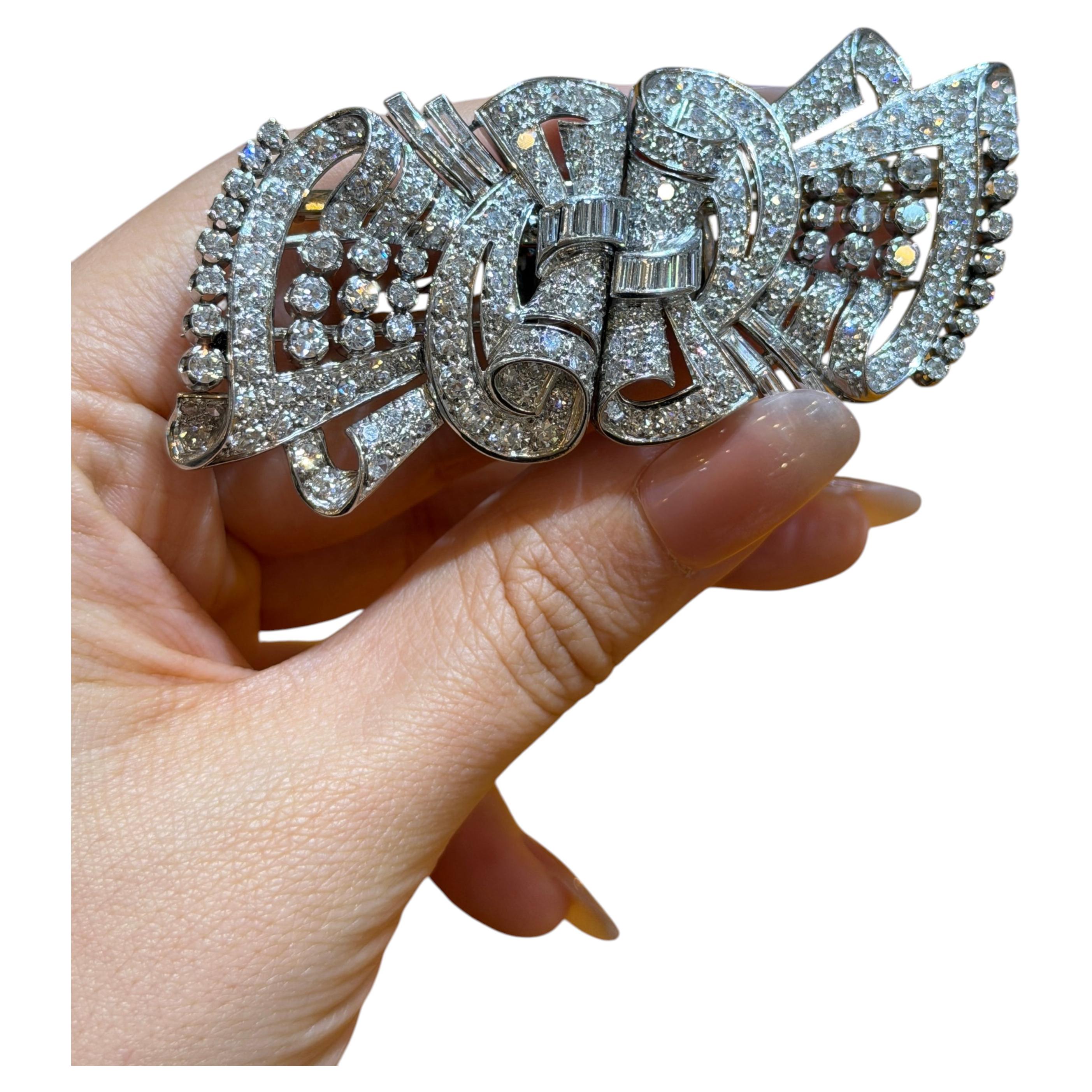 Excepcional broche de platino y diamantes con forma de lazo de los años 40