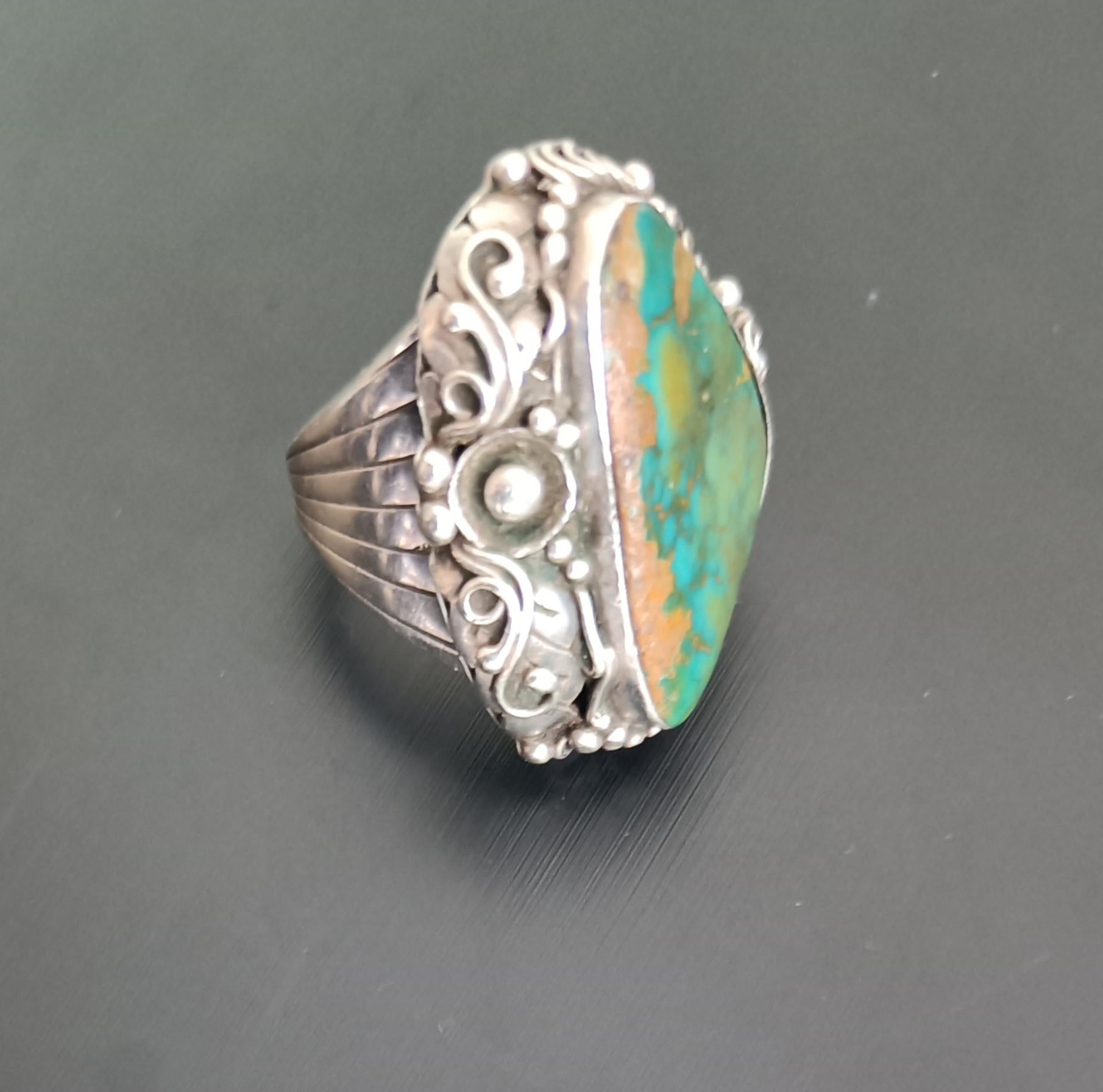 Excepcional anillo Navajo de plata de ley con turquesa de los años 50 Joyas de los Nativos Americanos Hecho a mano en venta