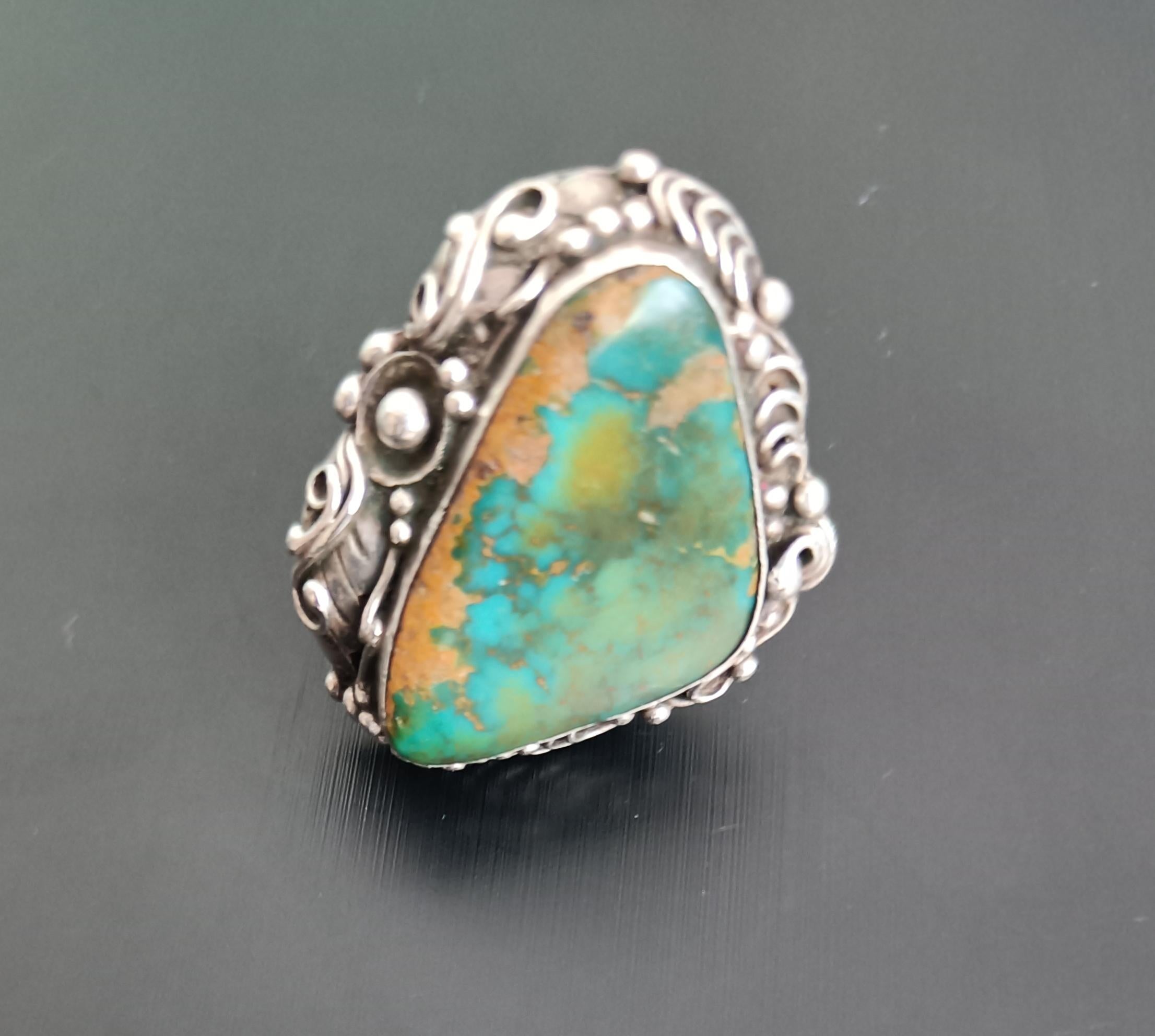 Excepcional anillo Navajo de plata de ley con turquesa de los años 50 Joyas de los Nativos Americanos siglo XX en venta