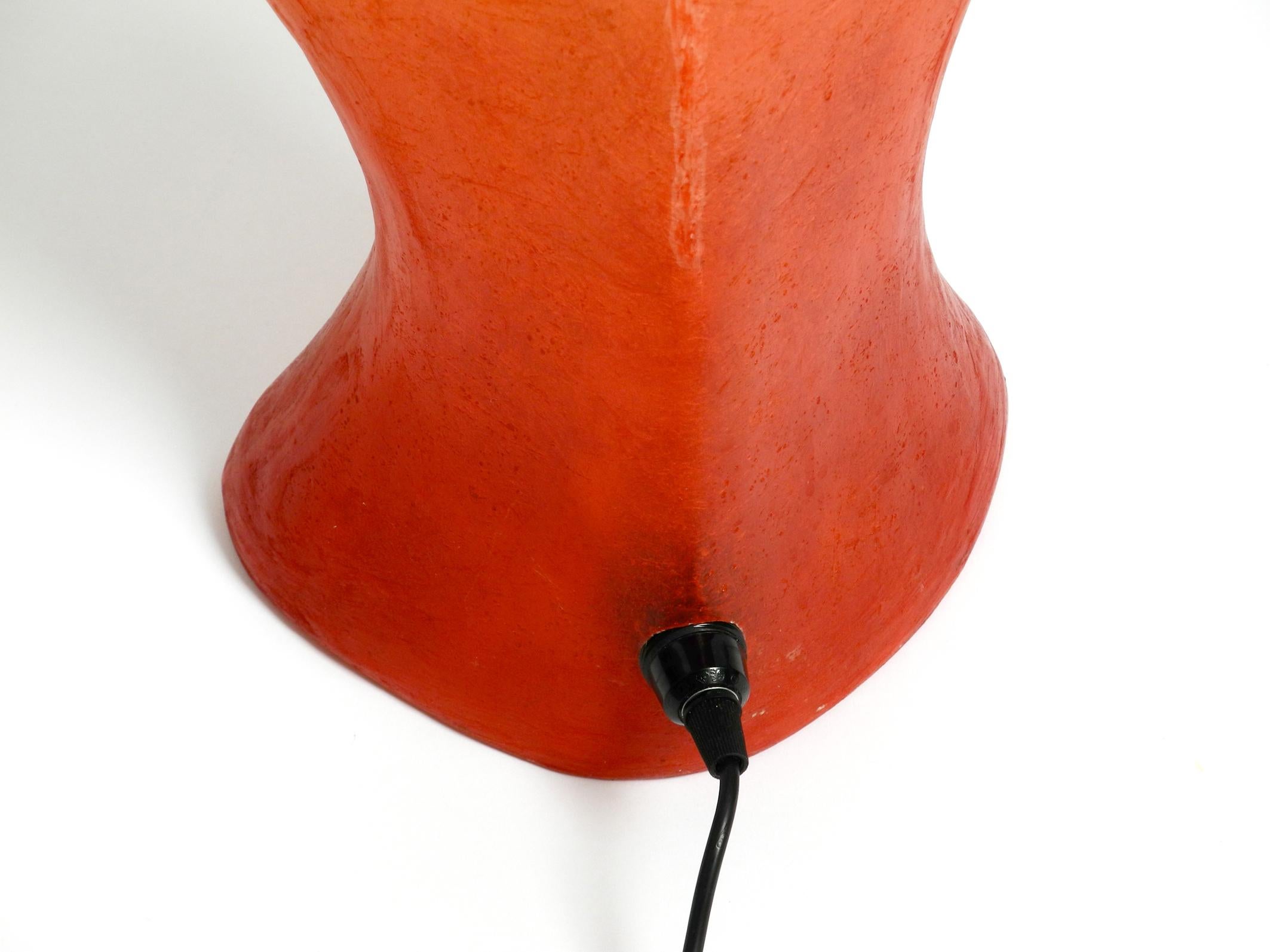 Außergewöhnliche 1960er Jahre Torso-Tischlampe aus Fiberglas in Rot im Angebot 4