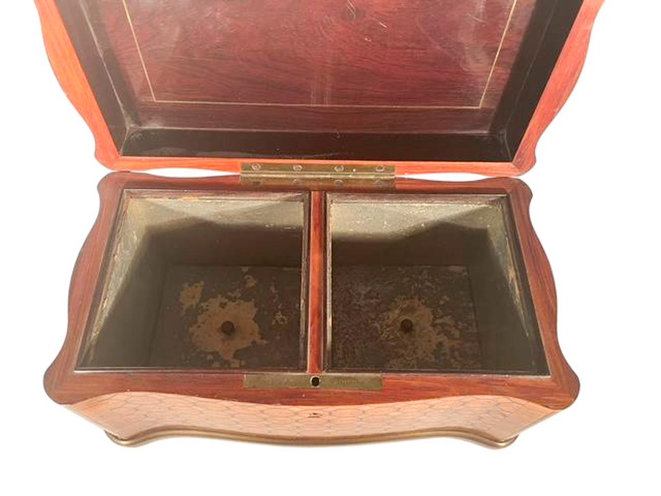 Eccezionale portavivande in parquet del XIX secolo con lati a serpentina con il marchio Tahan Paris in vendita 4