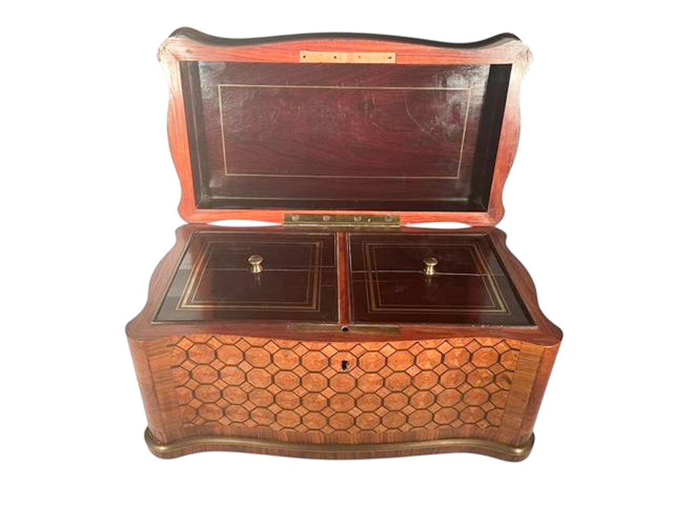 Eccezionale portavivande in parquet del XIX secolo con lati a serpentina con il marchio Tahan Paris in vendita 6