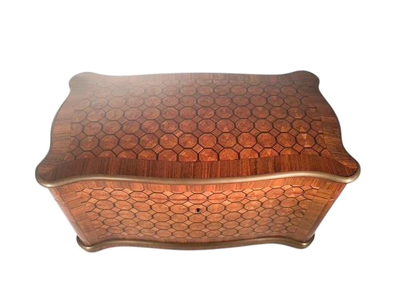 Eccezionale portavivande in parquet del XIX secolo con lati a serpentina con il marchio Tahan Paris in vendita 7