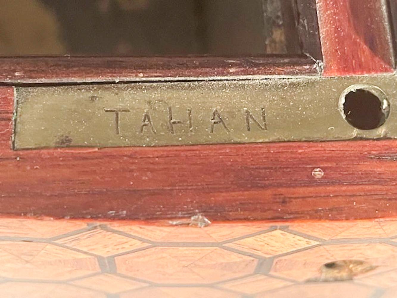 Eccezionale portavivande in parquet del XIX secolo con lati a serpentina con il marchio Tahan Paris in vendita 10