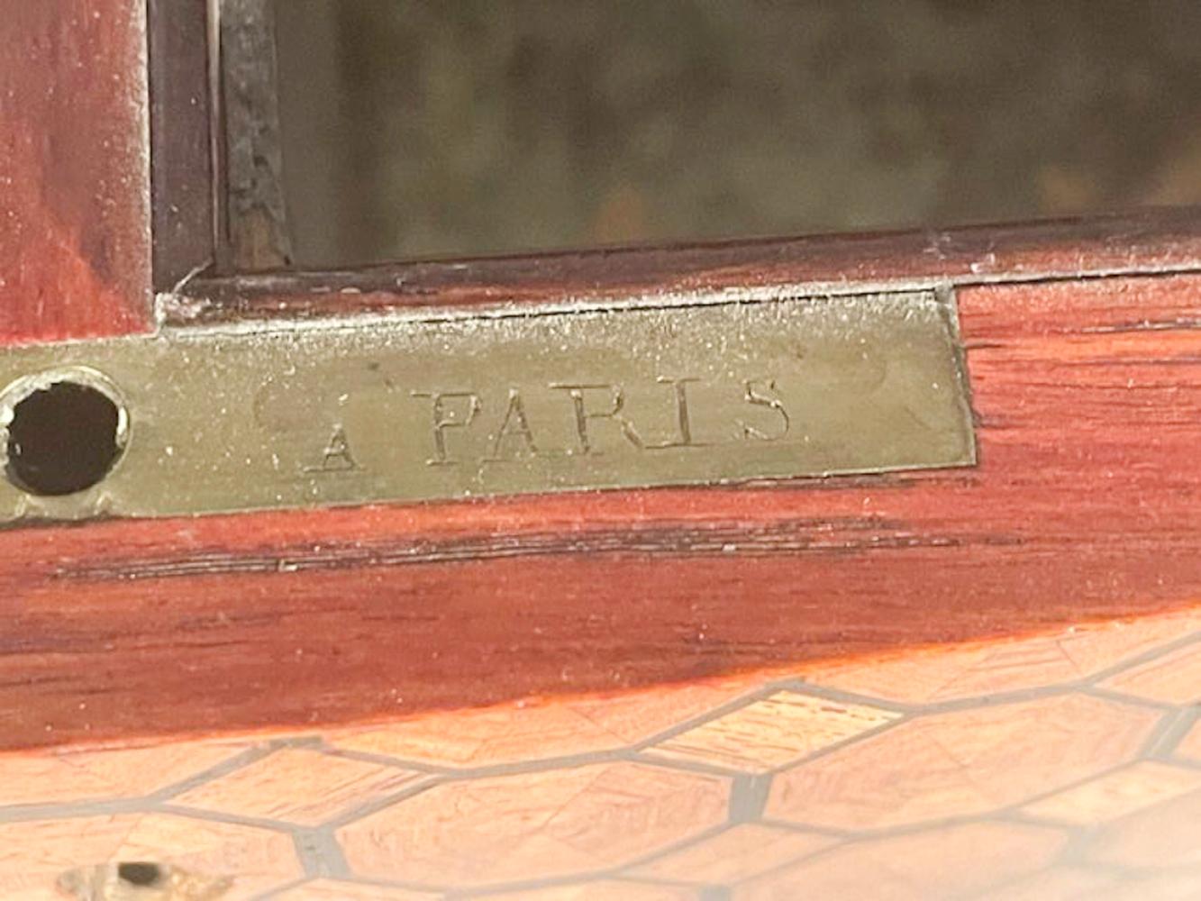 Eccezionale portavivande in parquet del XIX secolo con lati a serpentina con il marchio Tahan Paris in vendita 11