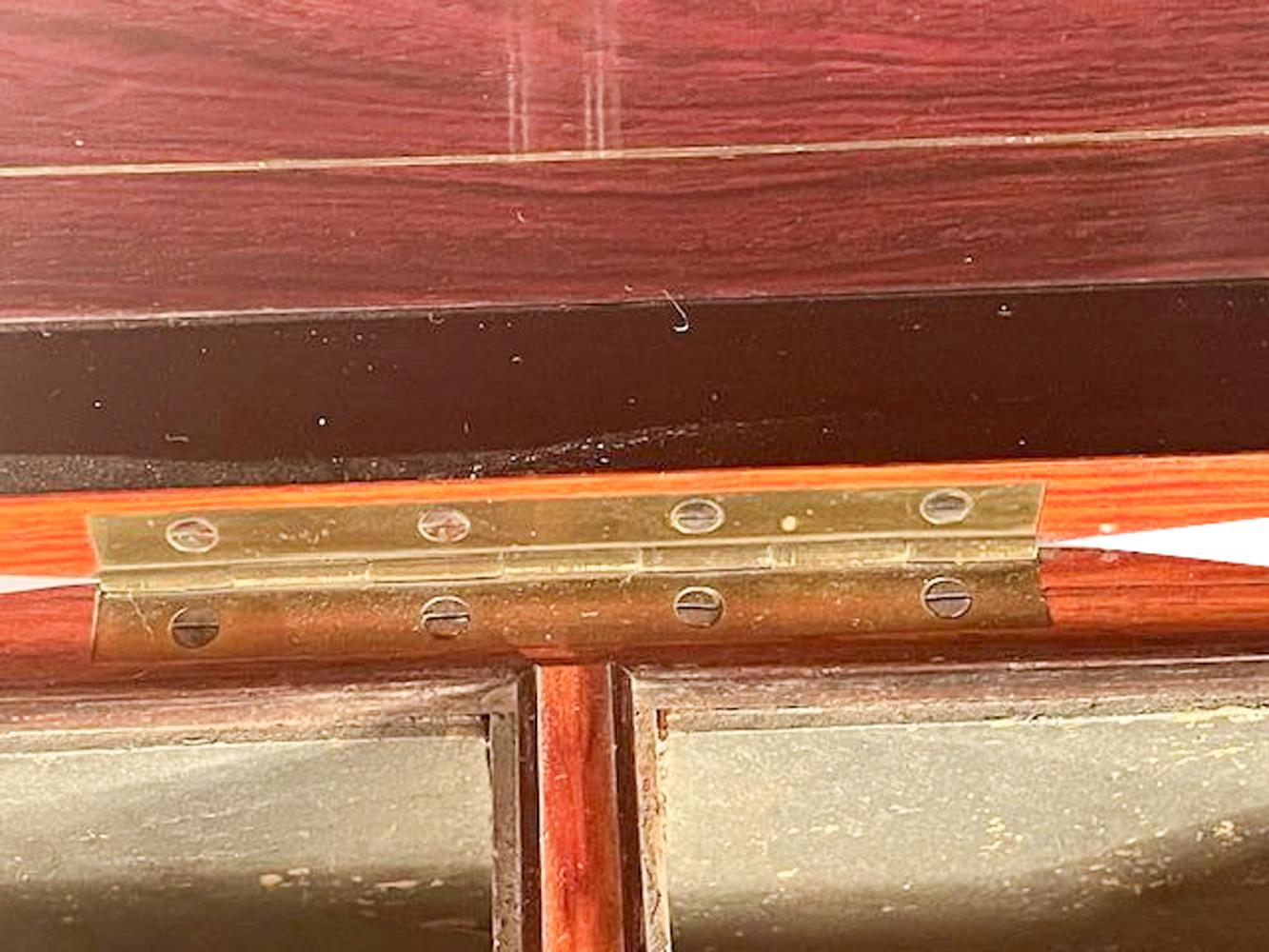 Eccezionale portavivande in parquet del XIX secolo con lati a serpentina con il marchio Tahan Paris in vendita 12