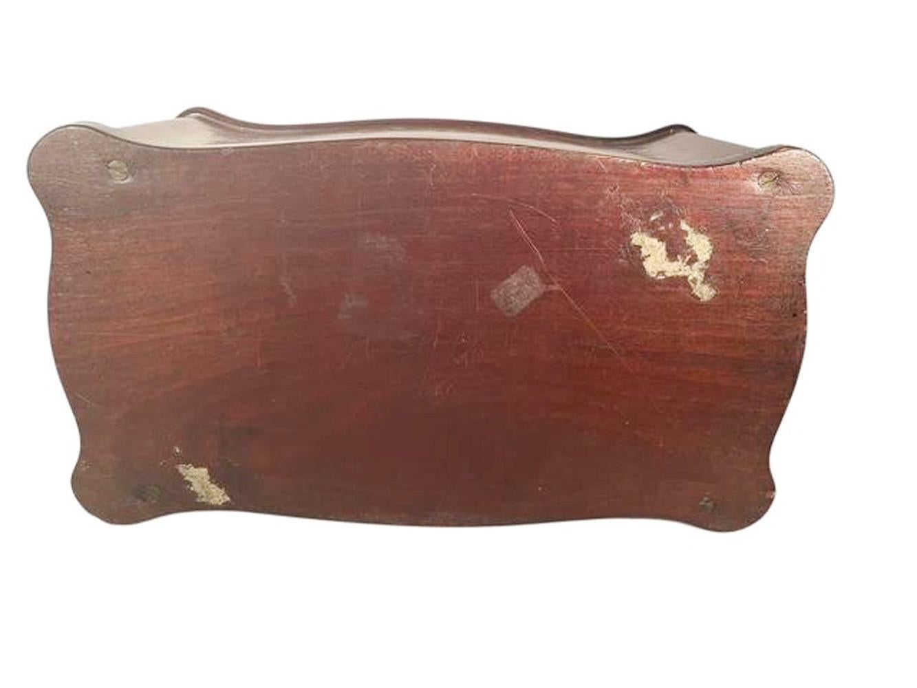 Eccezionale portavivande in parquet del XIX secolo con lati a serpentina con il marchio Tahan Paris in vendita 14