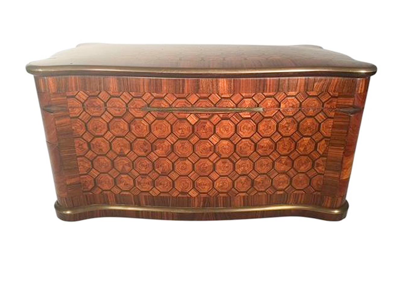 Ottone Eccezionale portavivande in parquet del XIX secolo con lati a serpentina con il marchio Tahan Paris in vendita
