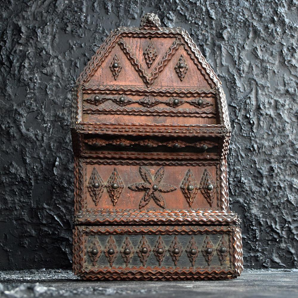 Exceptional 19th Century American Tramp Art Candle Box In Fair Condition For Sale In London, GB