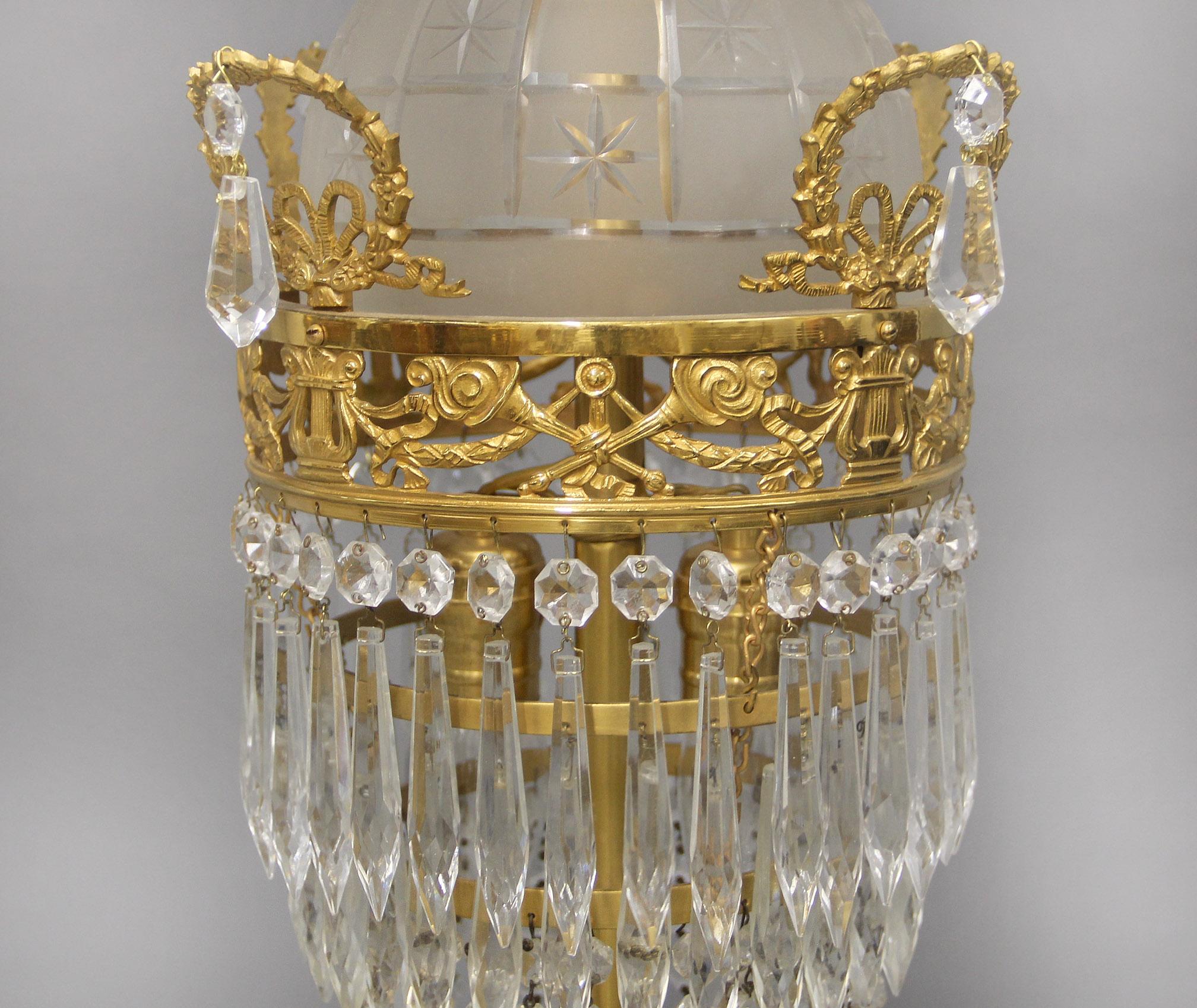 Francese Eccezionale lampadario in bronzo e cristallo del XIX secolo in stile impero russo in vendita