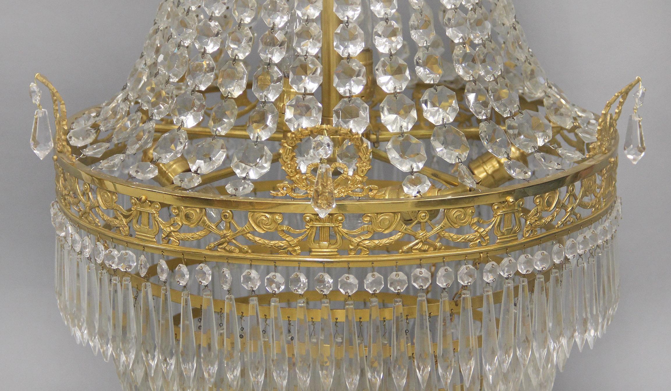 Bronzo Eccezionale lampadario in bronzo e cristallo del XIX secolo in stile impero russo in vendita