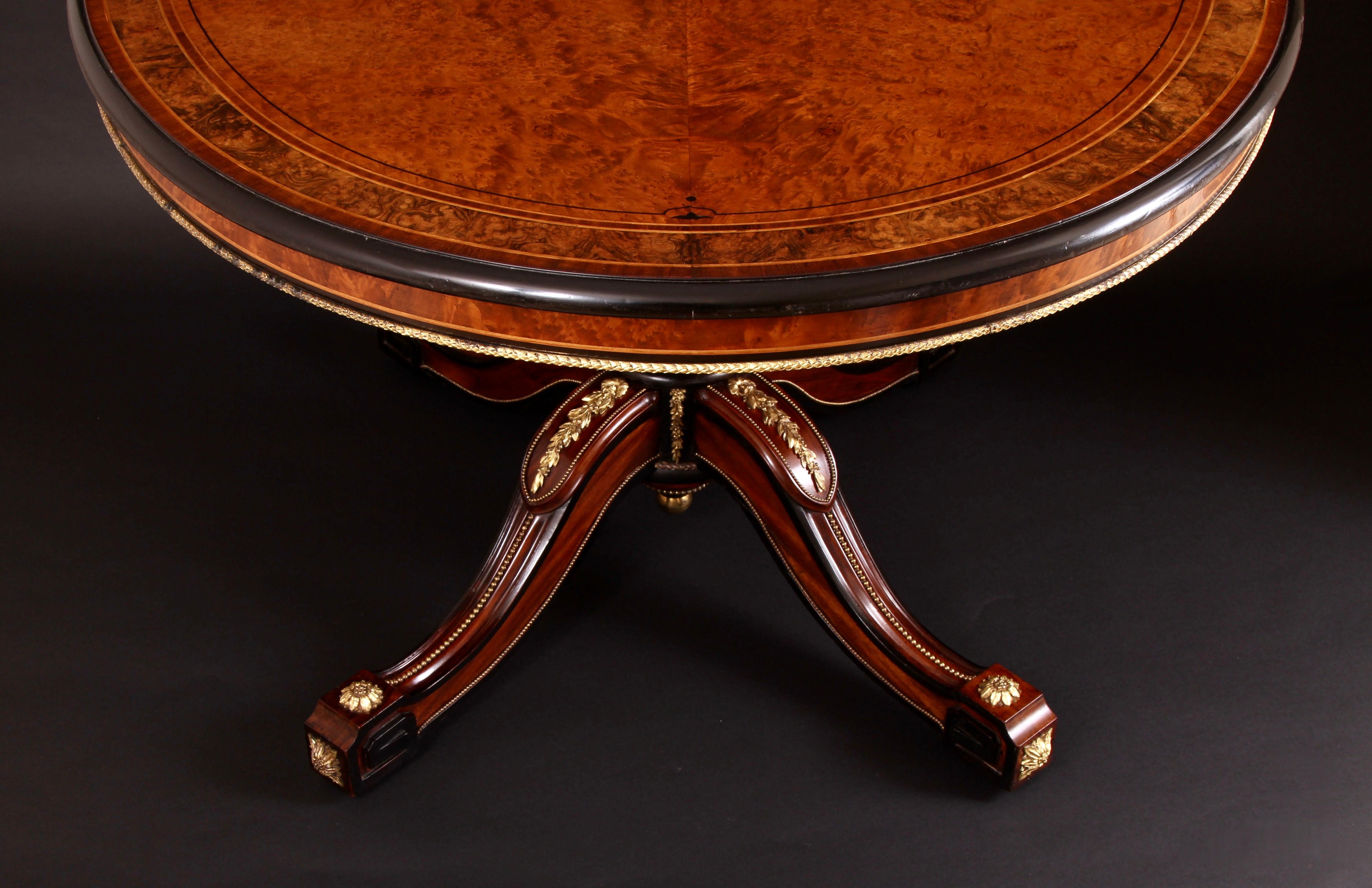 - • Eines der schönsten englischen Möbelstücke des 19. Jahrhunderts, die je hergestellt wurden
• Mit Sicherheit der königlichen Tischlerei Holland & Sons zuzuschreiben
- • Hergestellt aus seltenen und exotischen Hölzern, Thuya und Goncalo Alves,