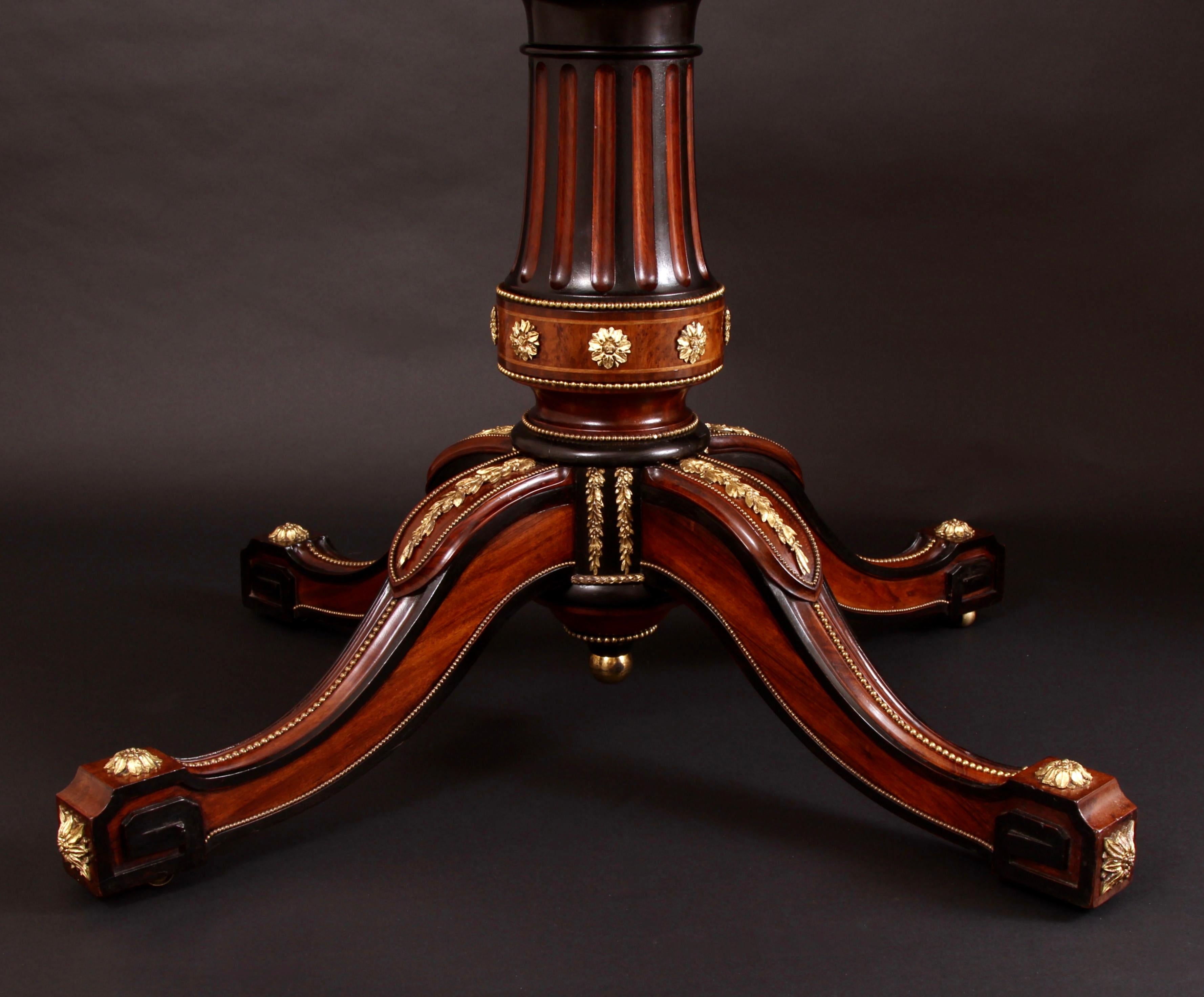 XIXe siècle Exceptionnelle table centrale du 19ème siècle attribuée à Holland & Sons en vente