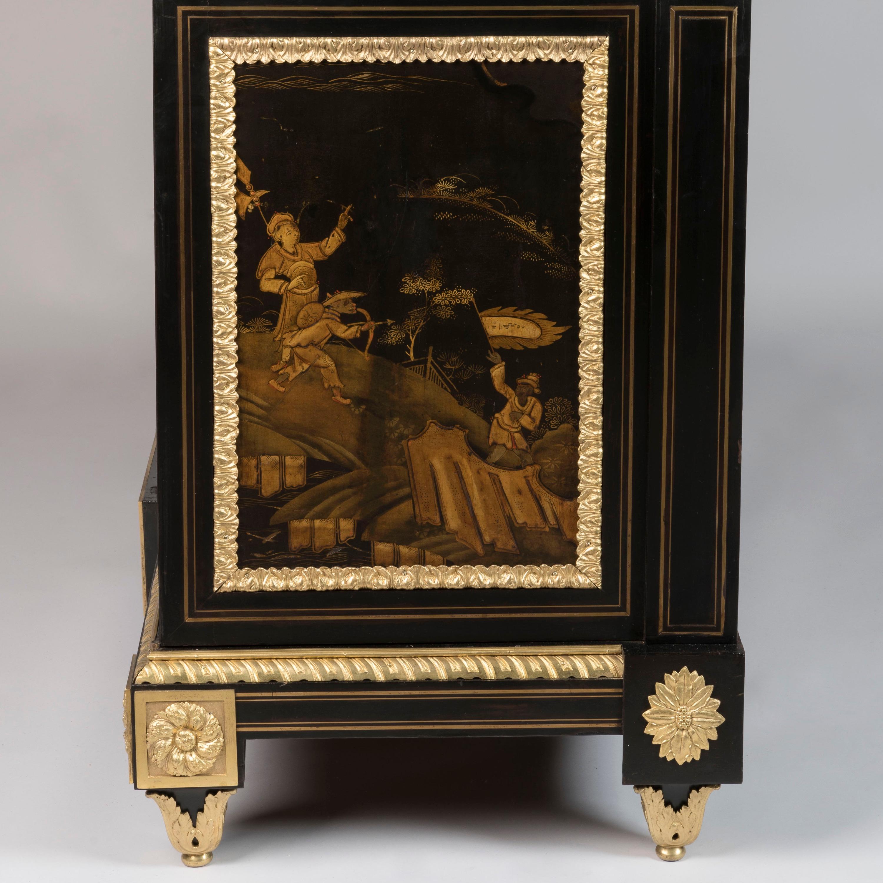Exceptional 19th Century English Ormolu-Mounted Cabinet with Lacquer Panels in vendita 5