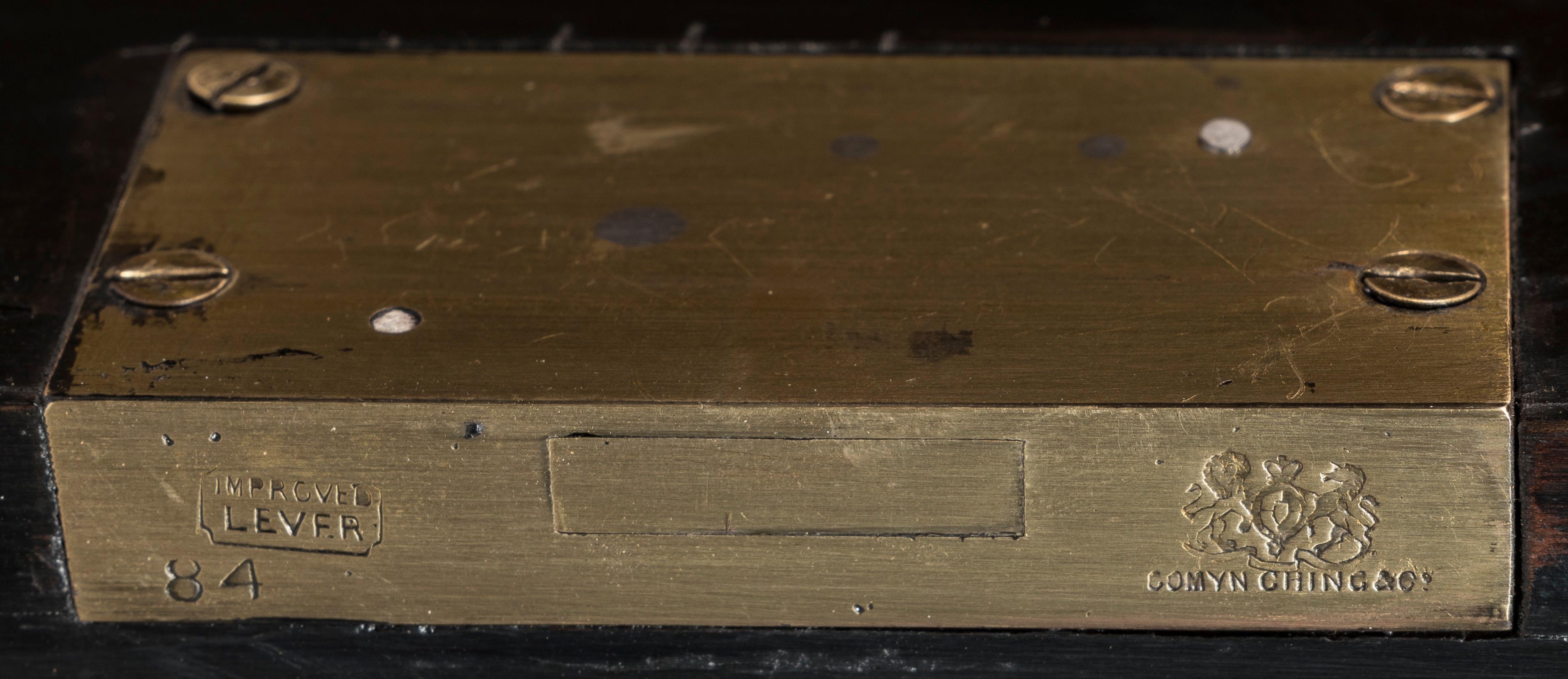Exceptional 19th Century English Ormolu-Mounted Cabinet with Lacquer Panels in vendita 6