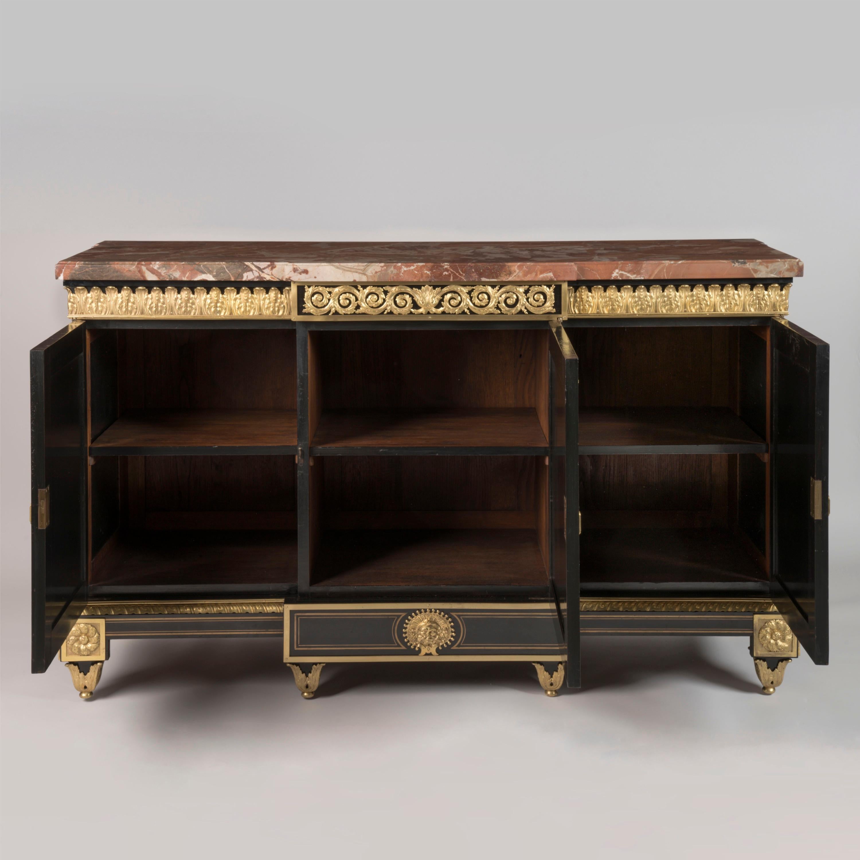 Exceptional 19th Century English Ormolu-Mounted Cabinet with Lacquer Panels In condizioni buone in vendita a London, GB
