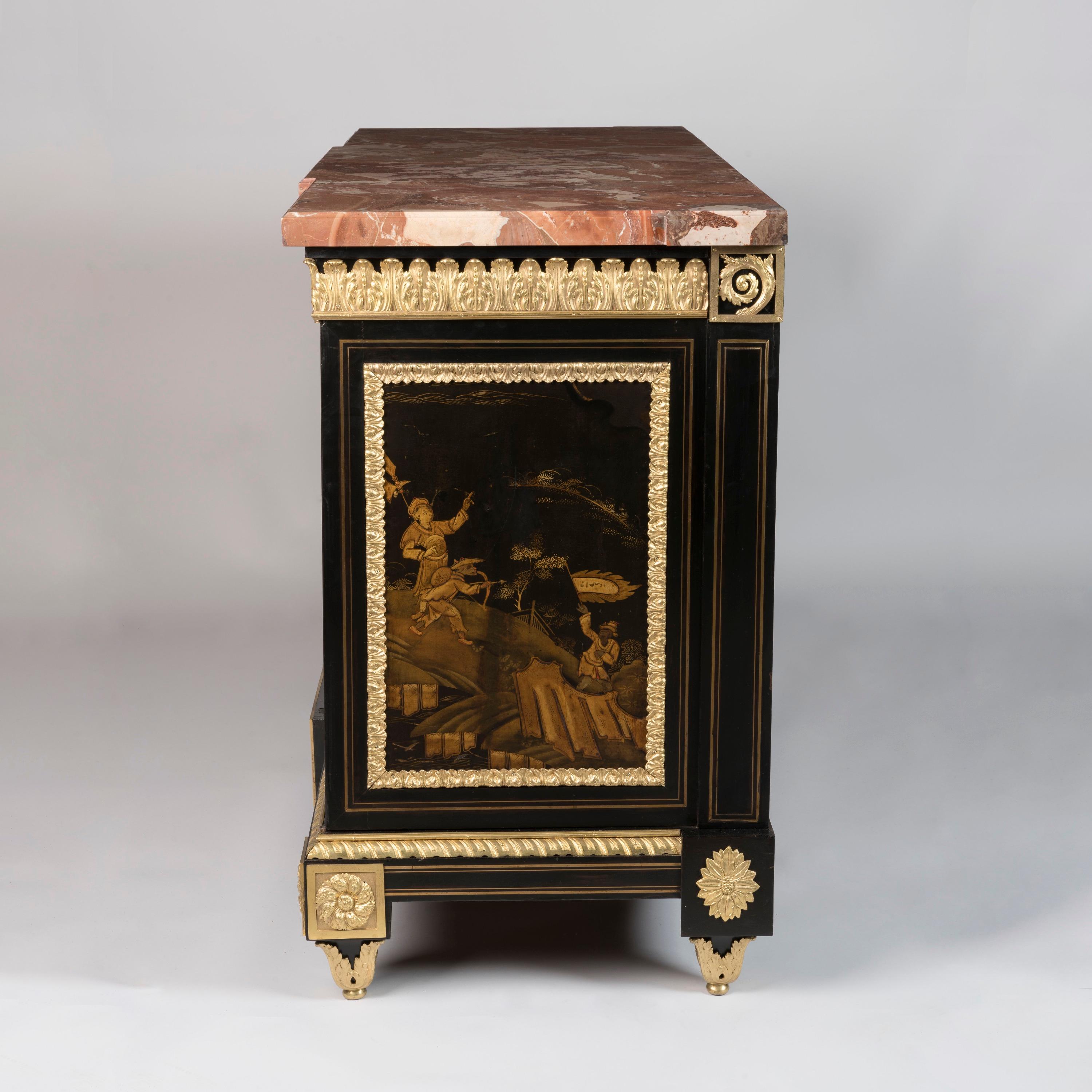 Similoro Exceptional 19th Century English Ormolu-Mounted Cabinet with Lacquer Panels in vendita