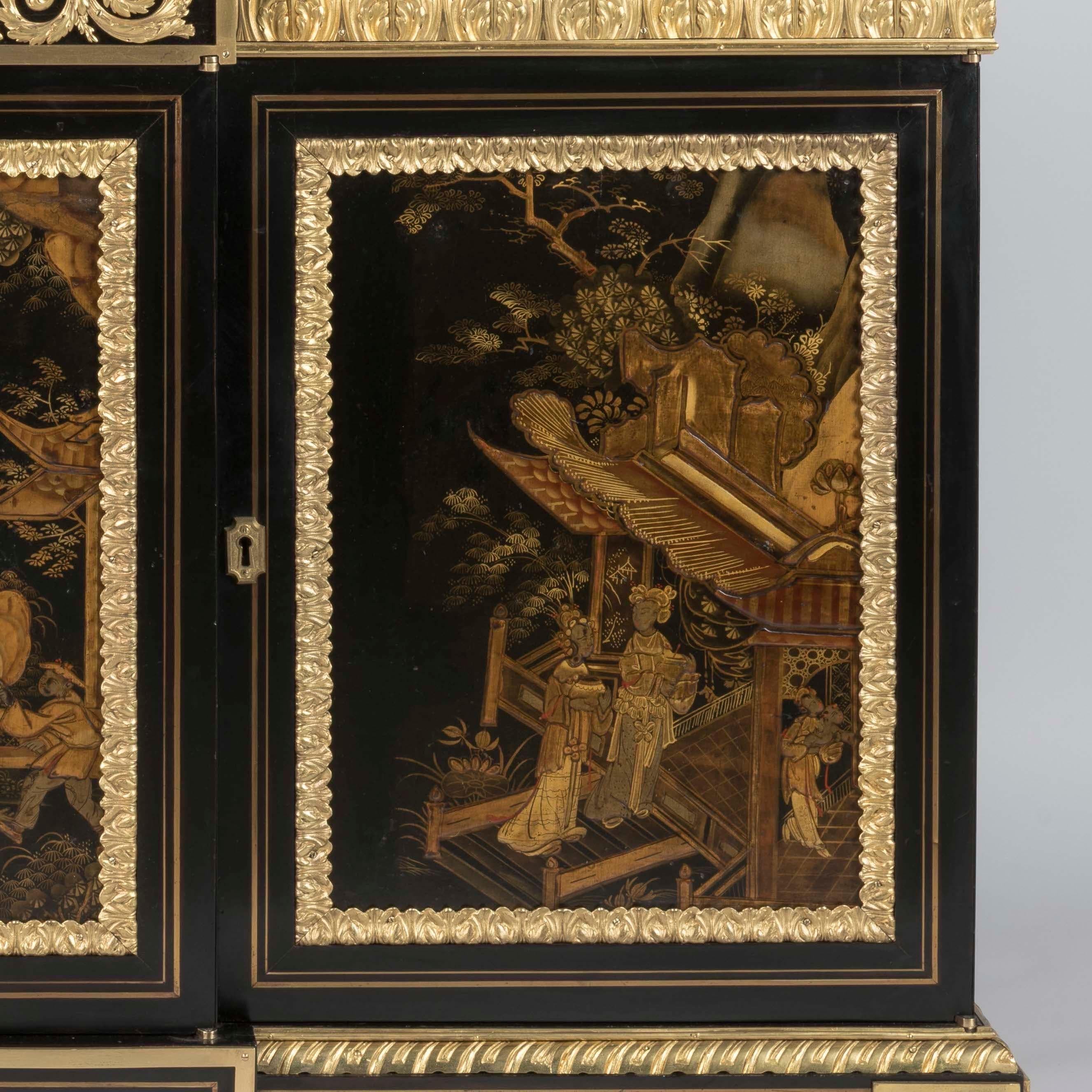 Exceptional 19th Century English Ormolu-Mounted Cabinet with Lacquer Panels in vendita 1