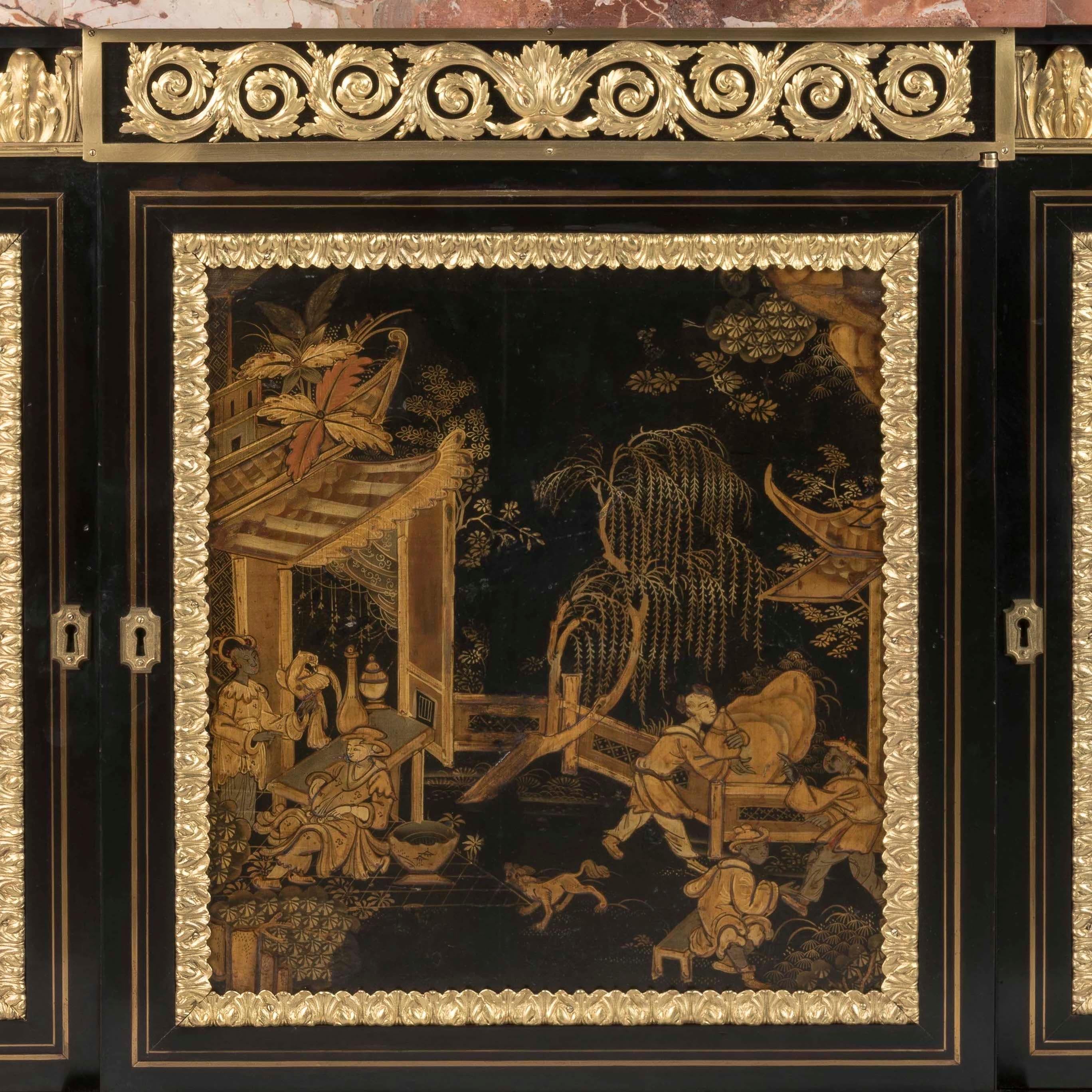 Exceptional 19th Century English Ormolu-Mounted Cabinet with Lacquer Panels in vendita 3