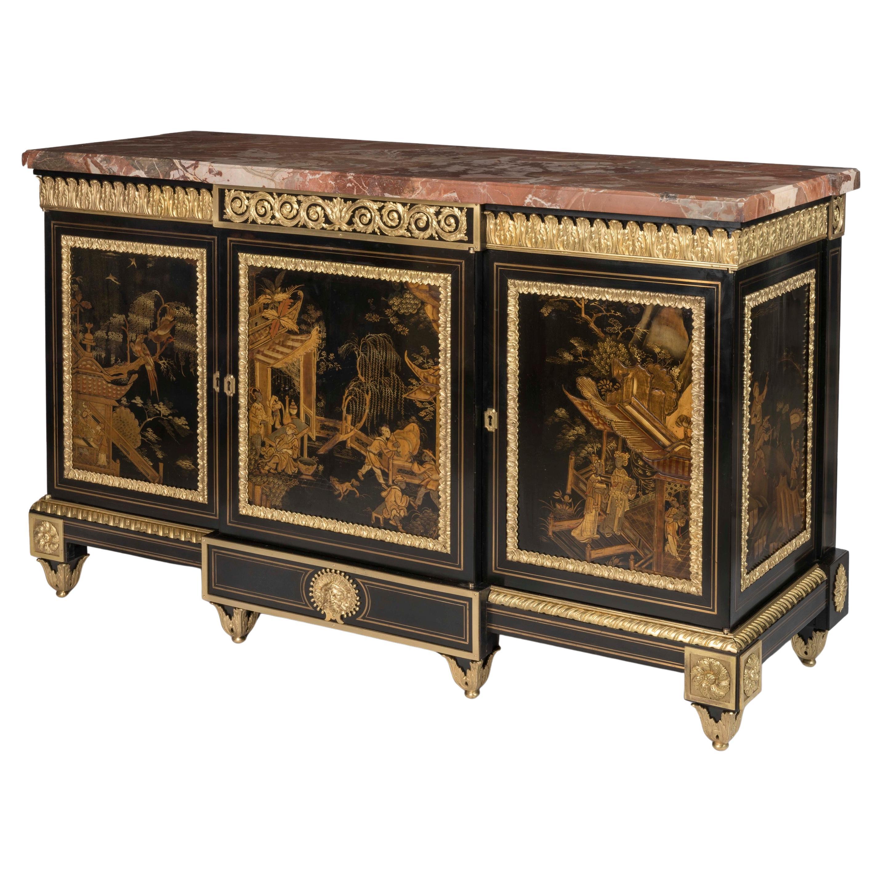 Exceptional 19th Century English Ormolu-Mounted Cabinet with Lacquer Panels in vendita