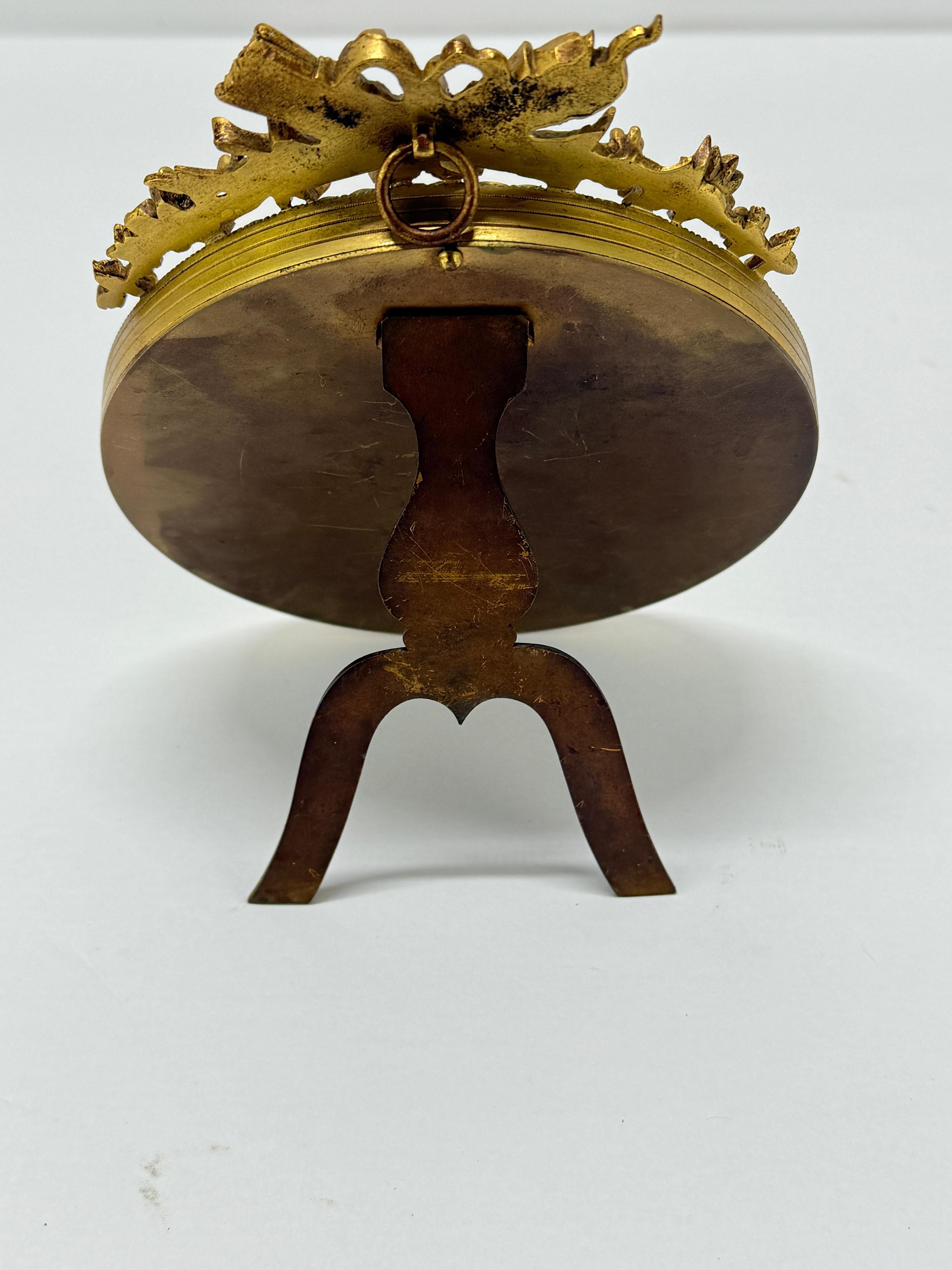 Exceptionnel cadre en bronze français du 19ème siècle avec une peinture de portrait de Josephine en vente 3