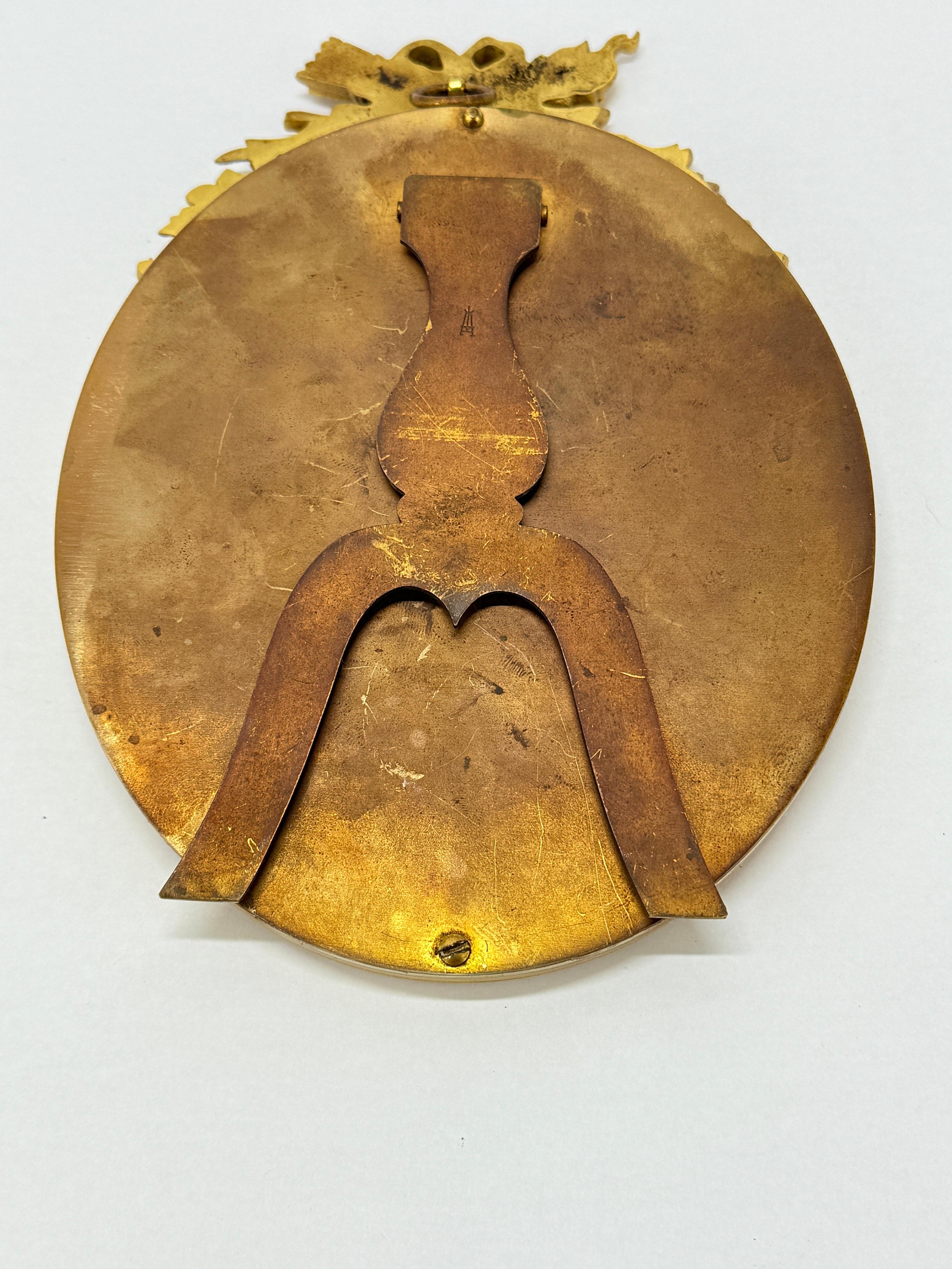 Exceptionnel cadre en bronze français du 19ème siècle avec une peinture de portrait de Josephine en vente 4