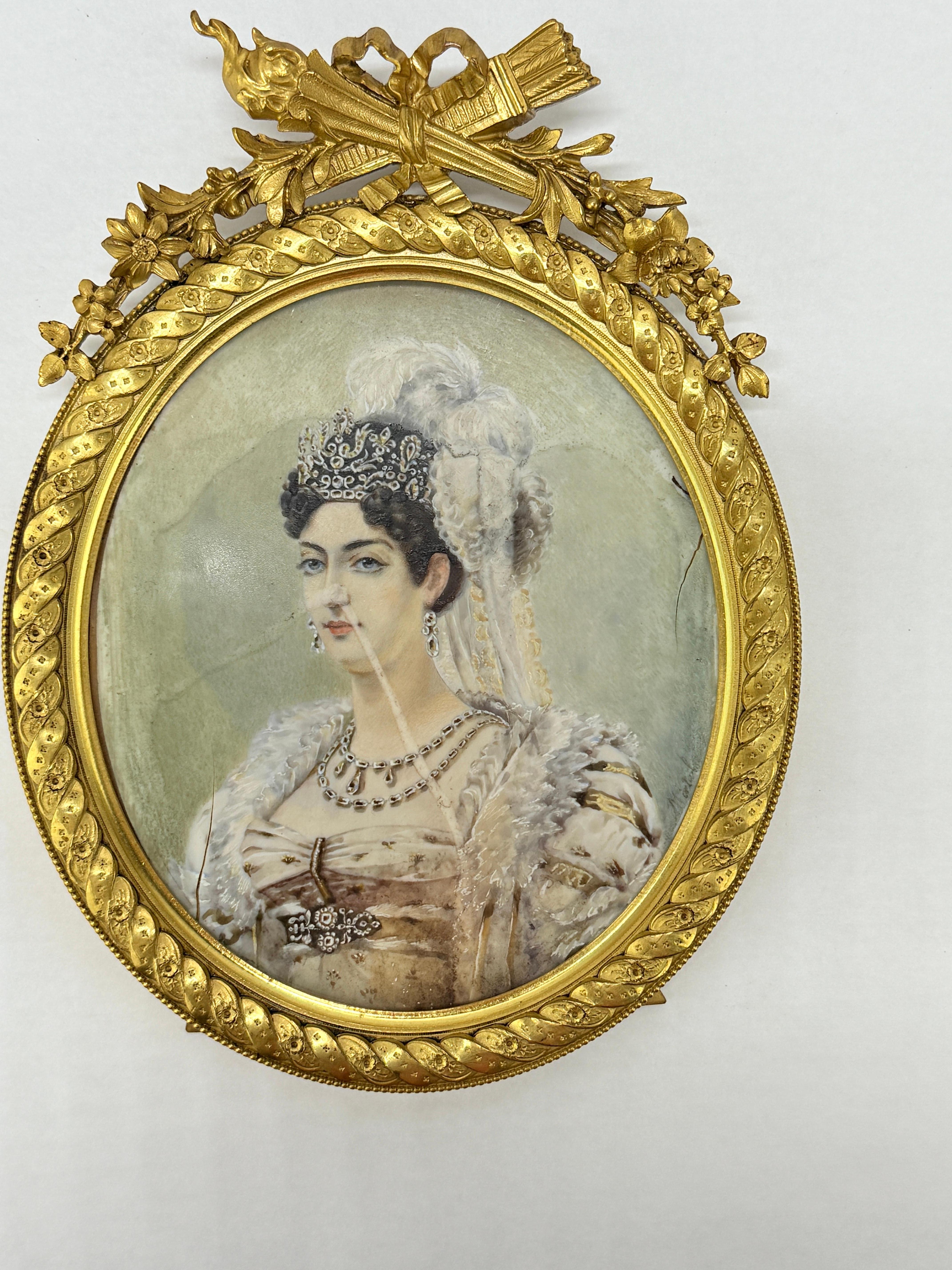 Ce portrait miniature exquis est attribué à l'impératrice Joséphine et capture sa présence royale avec un niveau de détail et de sophistication remarquable. Vêtue d'une somptueuse robe blanche ornée de garnitures en fourrure et de délicates