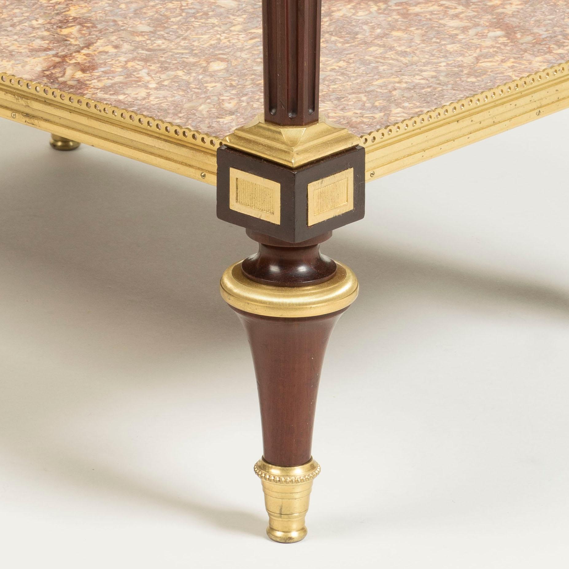 Français Exceptionnelle table française du 19ème siècle en acajou avec plateau en marbre par Henry Dasson en vente