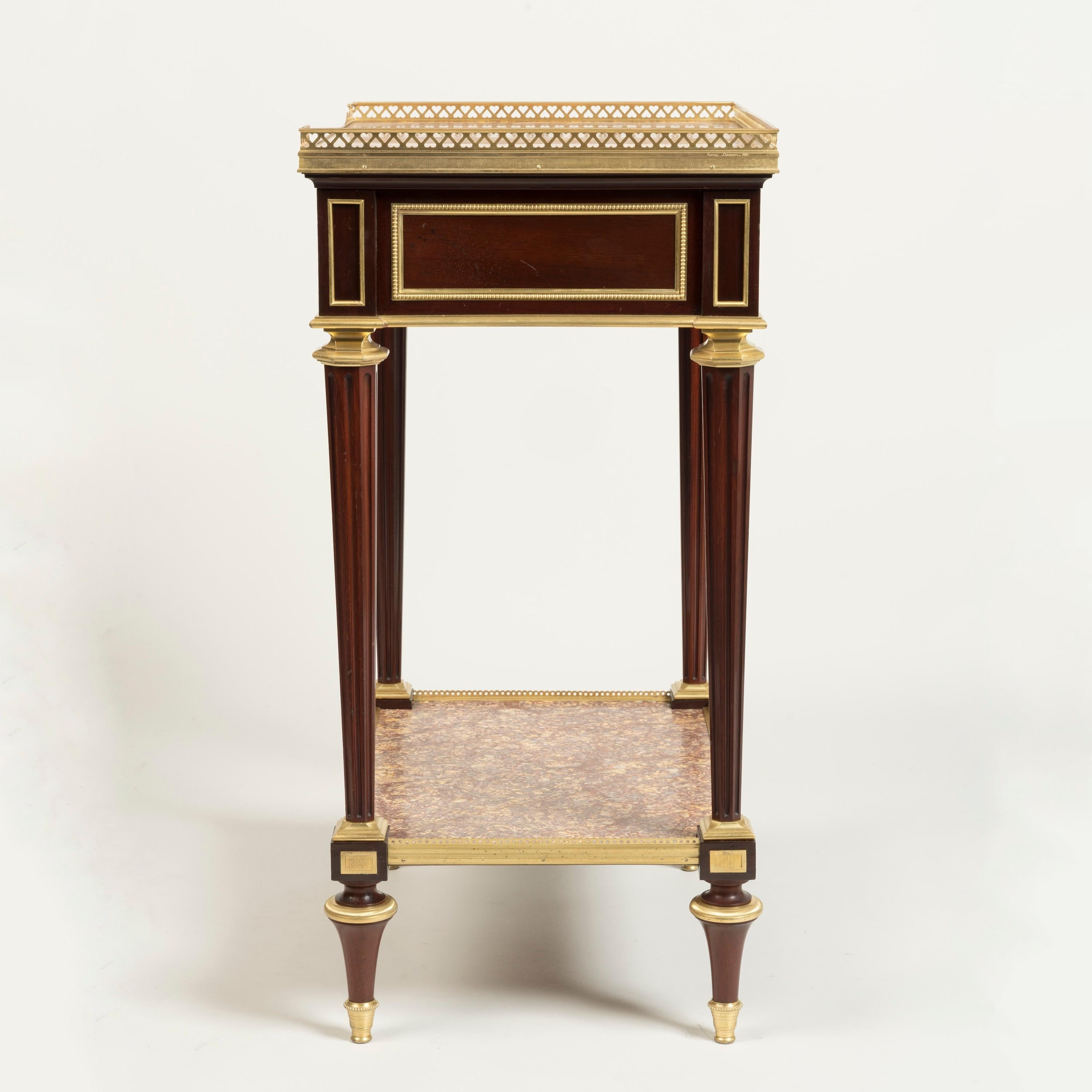 XIXe siècle Exceptionnelle table française du 19ème siècle en acajou avec plateau en marbre par Henry Dasson en vente