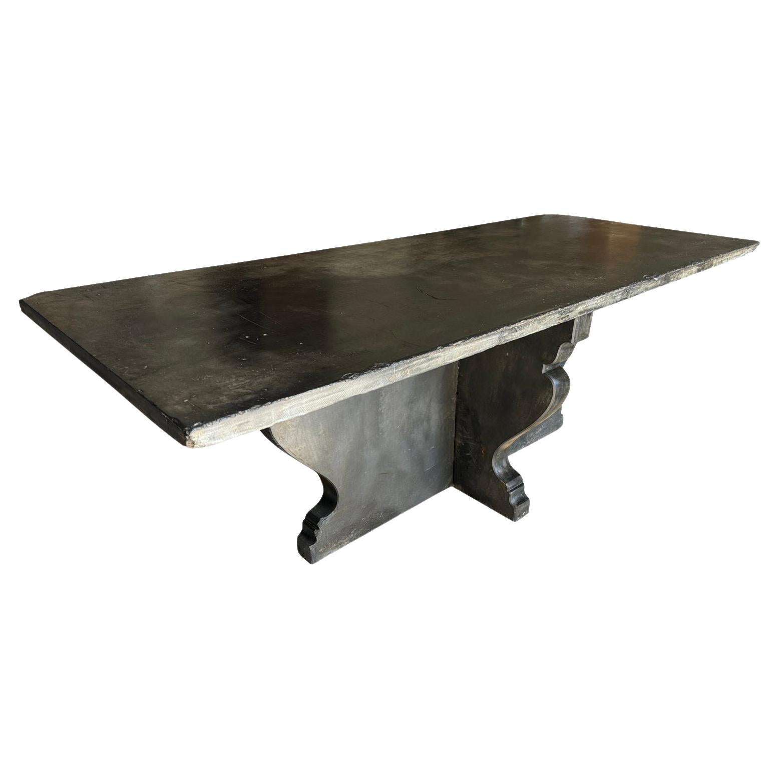 Une table à manger de jardin exceptionnelle du 19ème siècle provenant de la région de Provence en France. Merveilleusement fabriqué en ardoise en 3 sections avec un sommet très épais. La base est constituée de deux plaques d'ardoise emboîtées. 