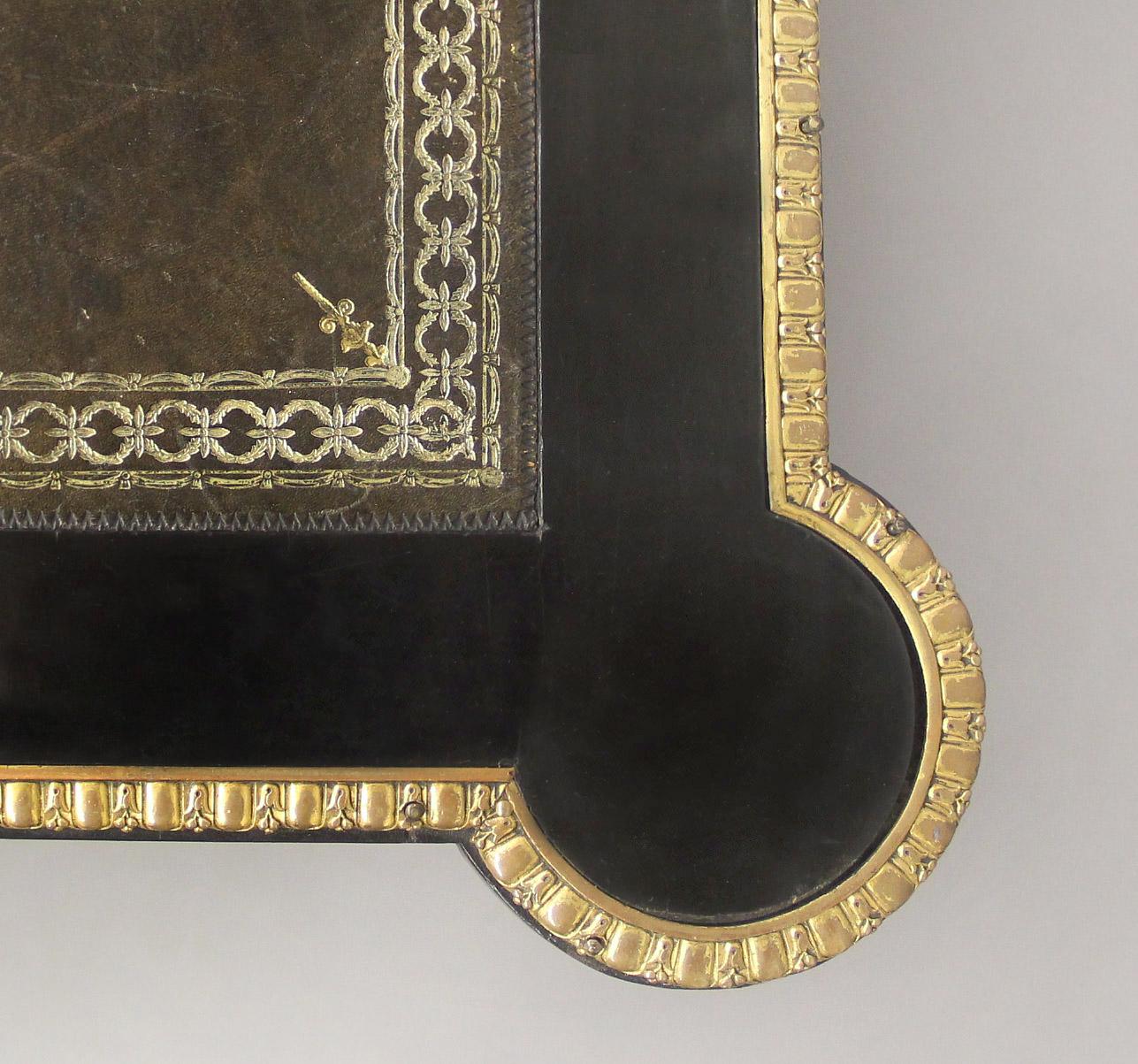Exceptionnel bureau double face anglais du XIXe siècle monté sur bronze doré en vente 3