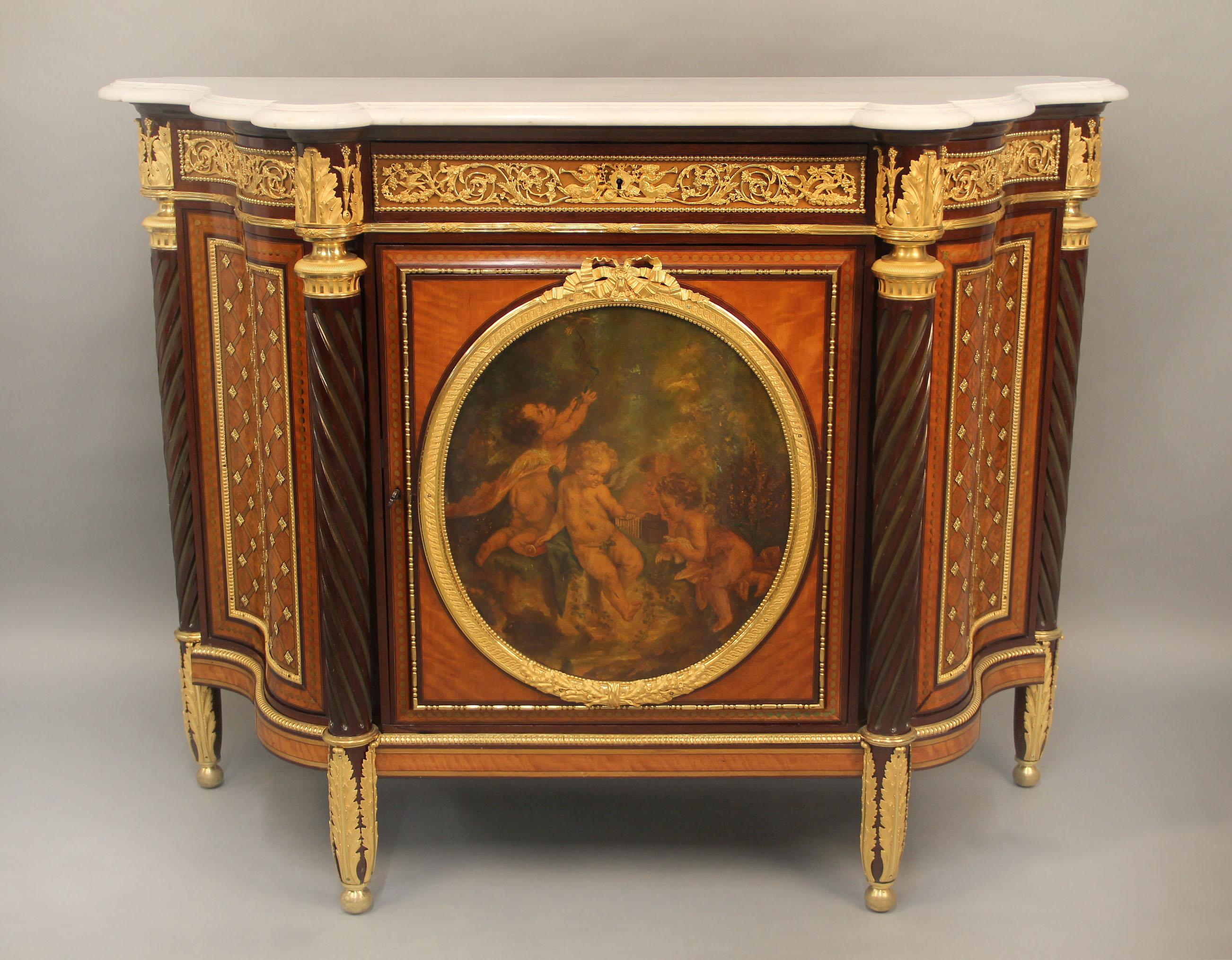 Eccezionale mobile in bronzo dorato della fine del XIX secolo in stile Vernis Martin, intarsio e parquet di Beurdeley

Louis August Alfred Beurdeley

Il piano in marmo bianco a forma di serpentina sovrasta un lungo cassetto singolo centrato sul