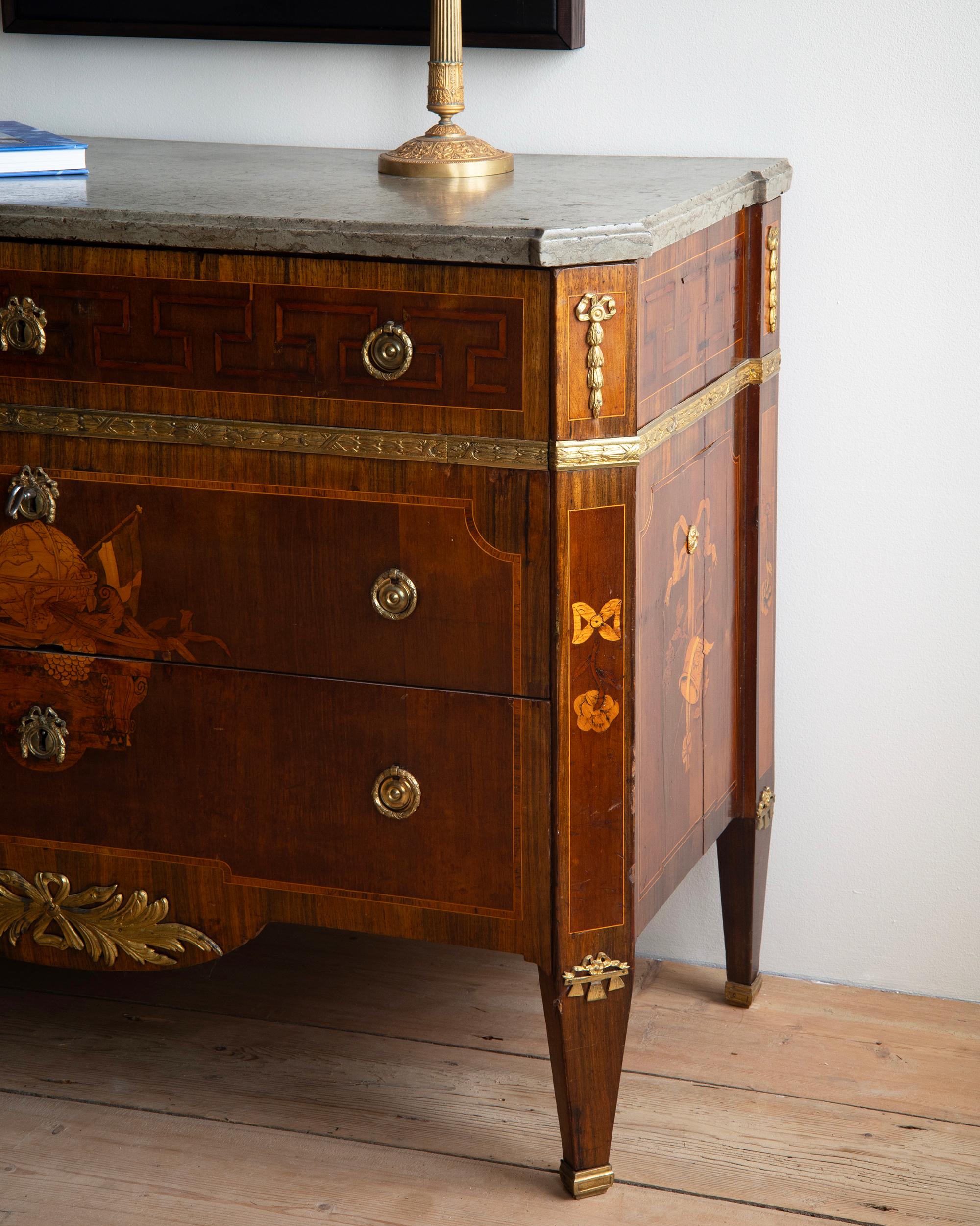 Laiton Exceptionnelle commode gustavienne du 19e siècle en vente
