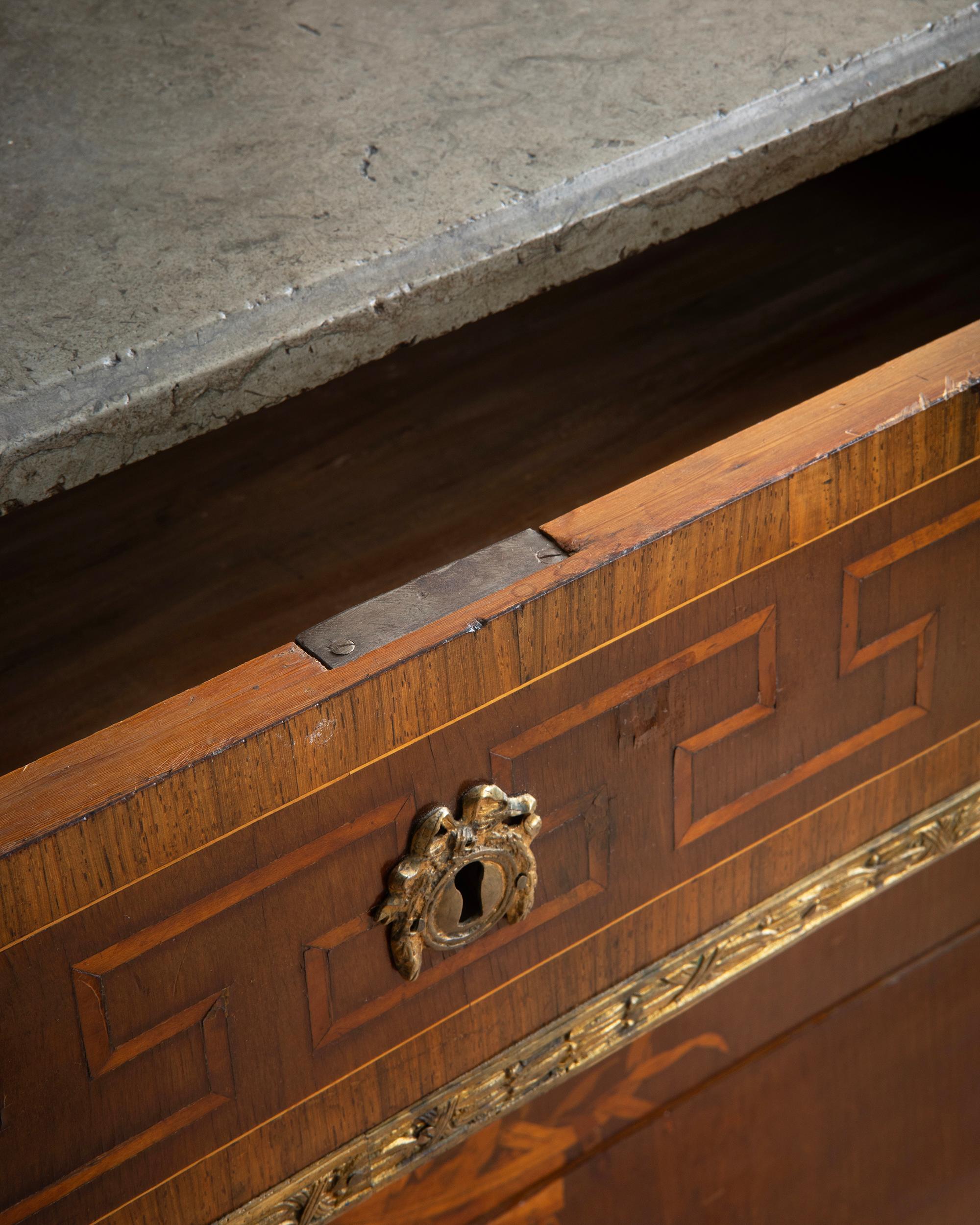Exceptionnelle commode gustavienne du 19e siècle en vente 2