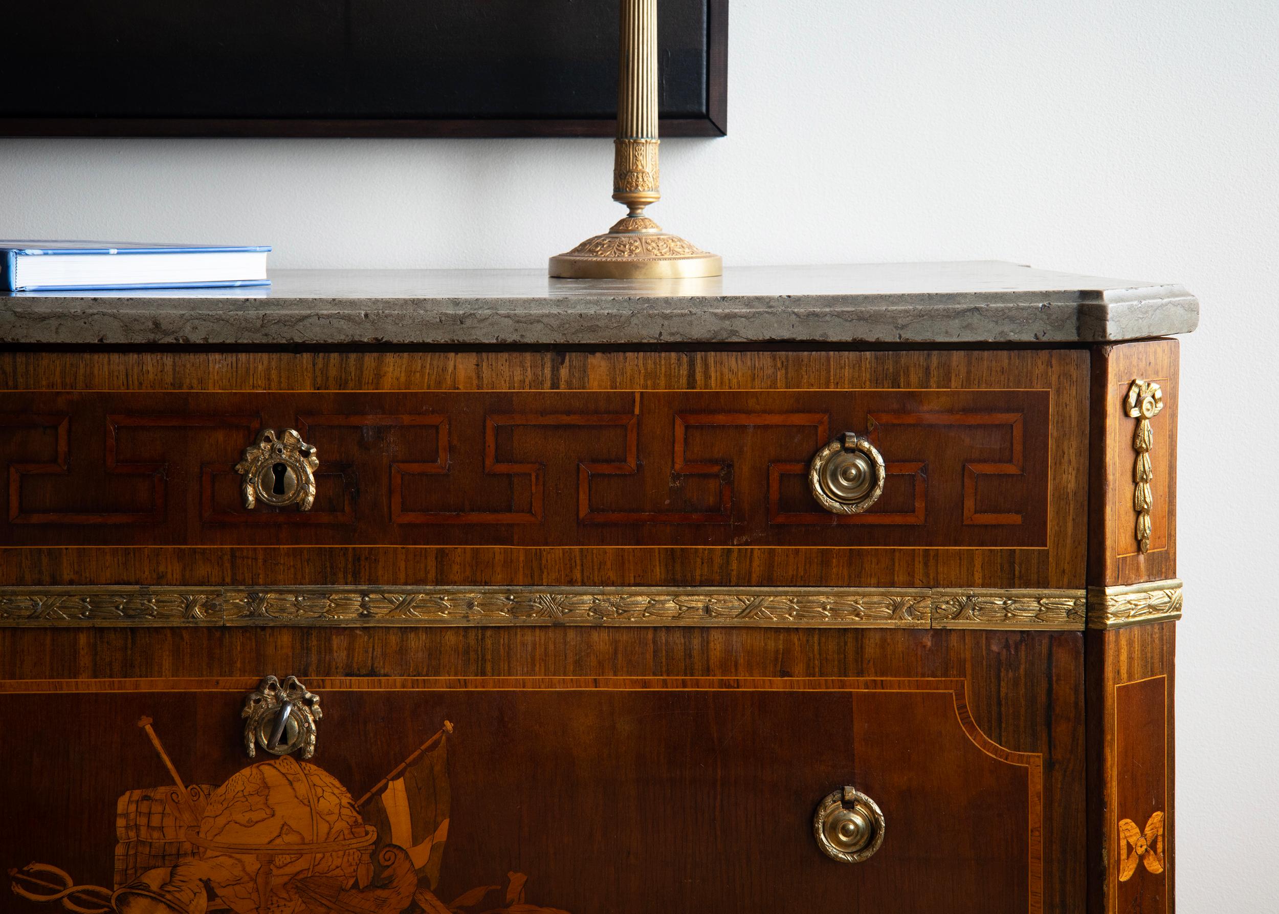Fait main Exceptionnelle commode gustavienne du 19e siècle en vente
