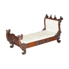 Antique Exceptional 19th Century Hand Carved Italian Walnut Day Bed Cherub Putti's Angel