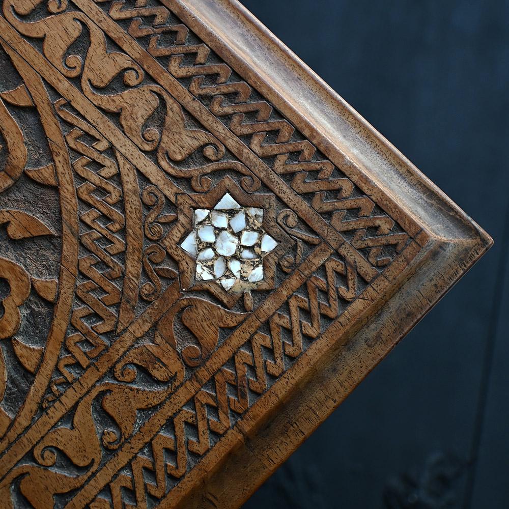 Exceptionnelle table mauresque incrustée syrienne du 19ème siècle, fabriquée à la main en vente 3