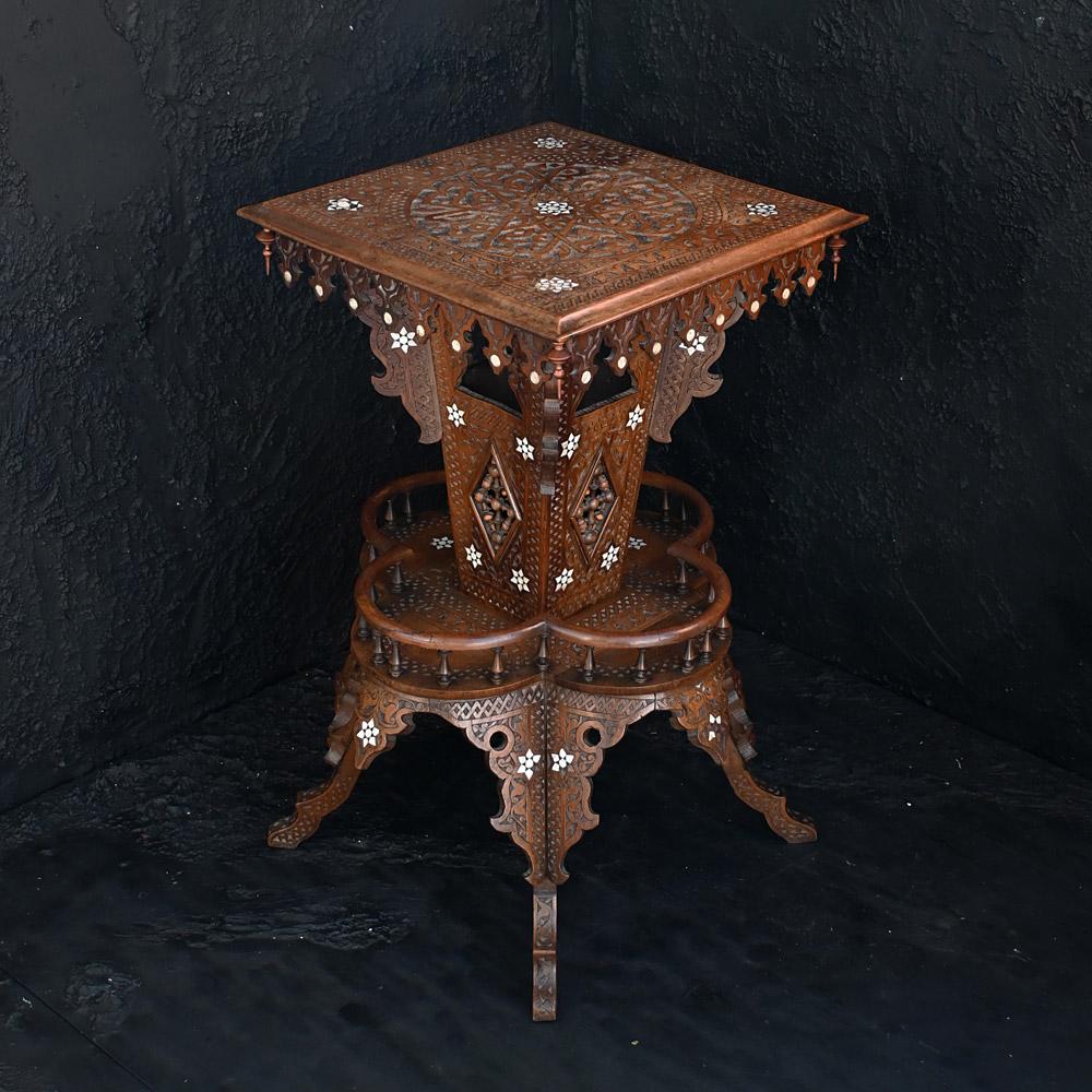 Exceptionnelle table mauresque incrustée syrienne du 19ème siècle, fabriquée à la main

Il s'agit tout simplement de l'un des meilleurs exemples que nous ayons eu le plaisir d'obtenir. L'artisanat et le souci du détail sont étonnants. Vieilli à la