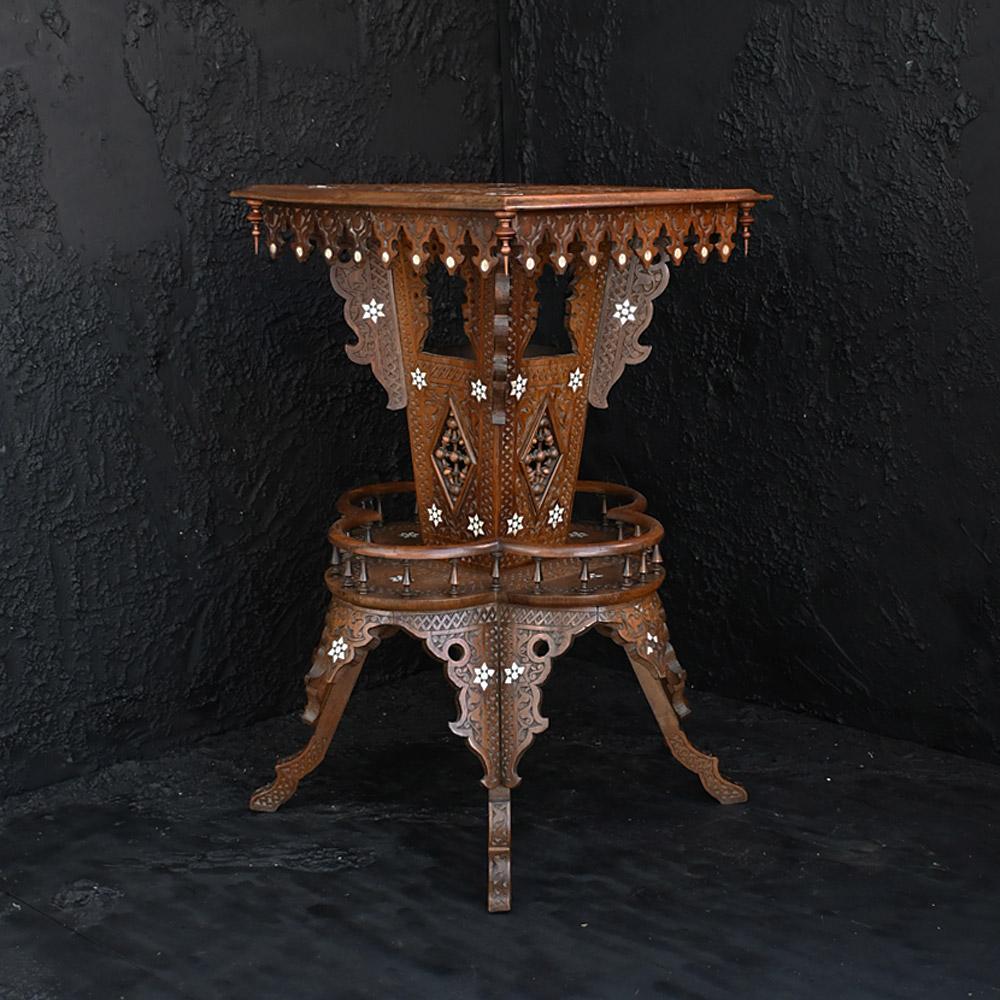 Syrien Exceptionnelle table mauresque incrustée syrienne du 19ème siècle, fabriquée à la main en vente