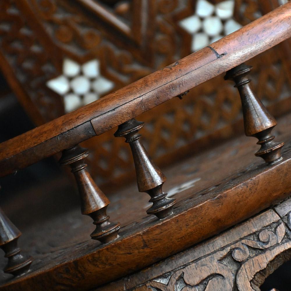 Sculpté à la main Exceptionnelle table mauresque incrustée syrienne du 19ème siècle, fabriquée à la main en vente